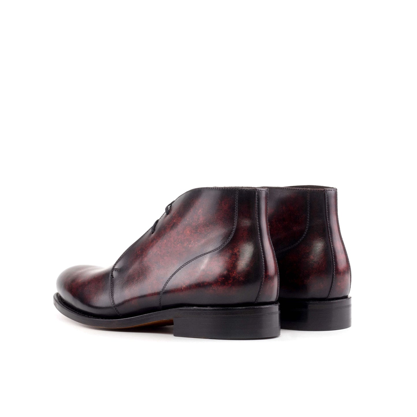 Bottines Chukka en cuir patiné bordeaux sur mesure.