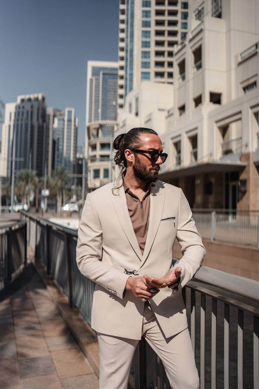 Front view of the HolloMen Ancona beige modern summer suit with statement zippers