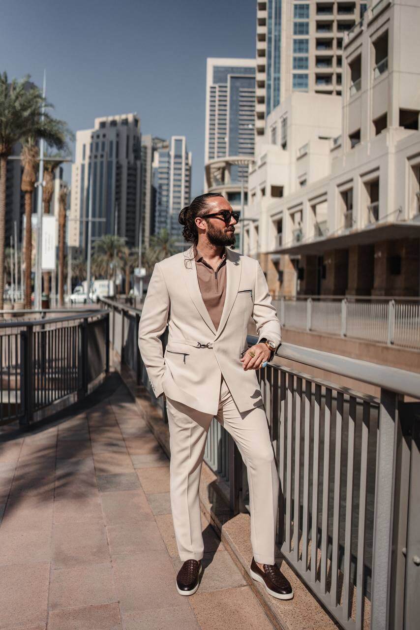 Side view of the HolloMen Ancona beige zip-detail summer suit