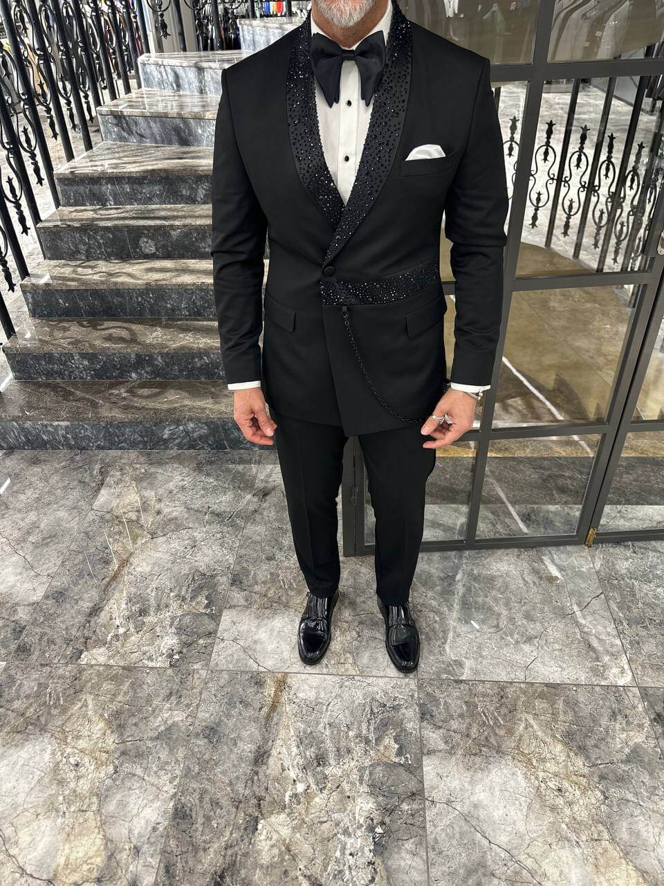 Costume smoking noir à revers châle et paillettes pour homme