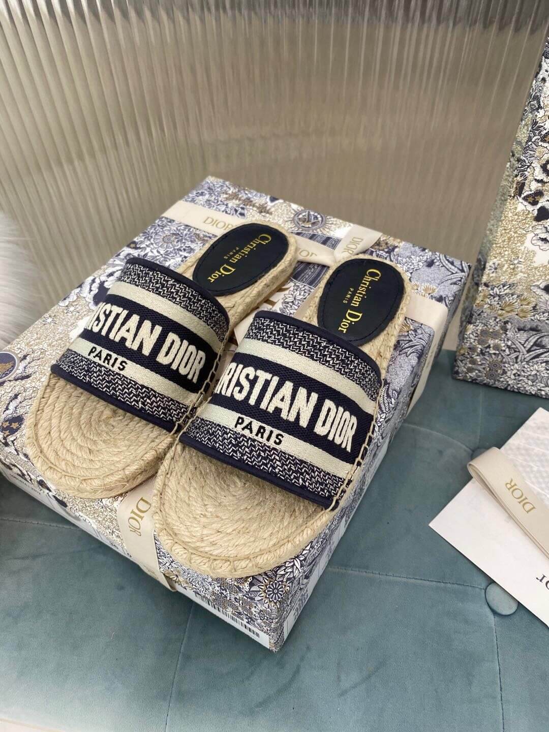 Christian Dior Granville Espadrille i broderad canvas, platta sandaler i svart och vitt