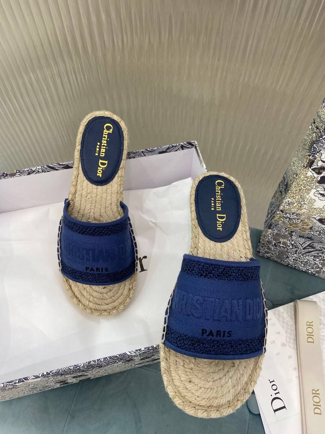 Sandali piatti con zeppa e zeppa in tela ricamata Granville di Christian Dior, blu navy