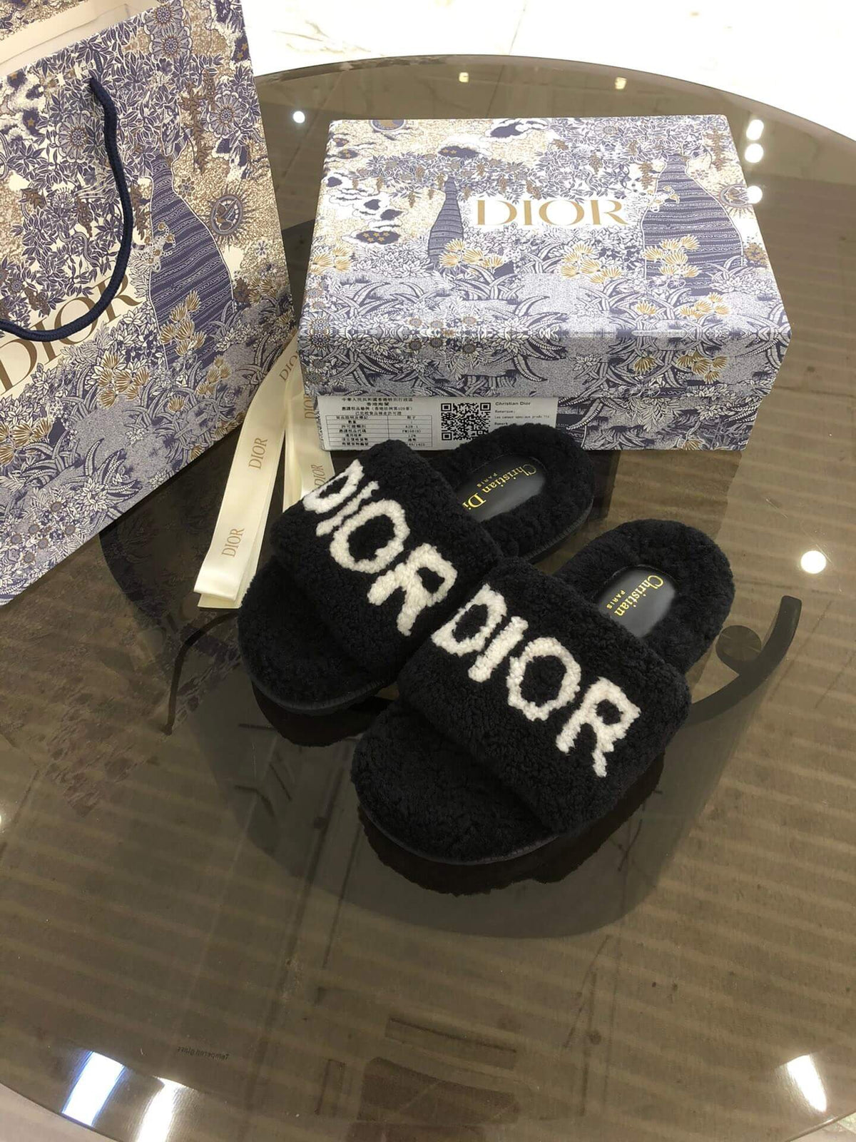 Christian Dior Dway Pantolette aus schwarzem Shearling-Fell mit weißem Logo