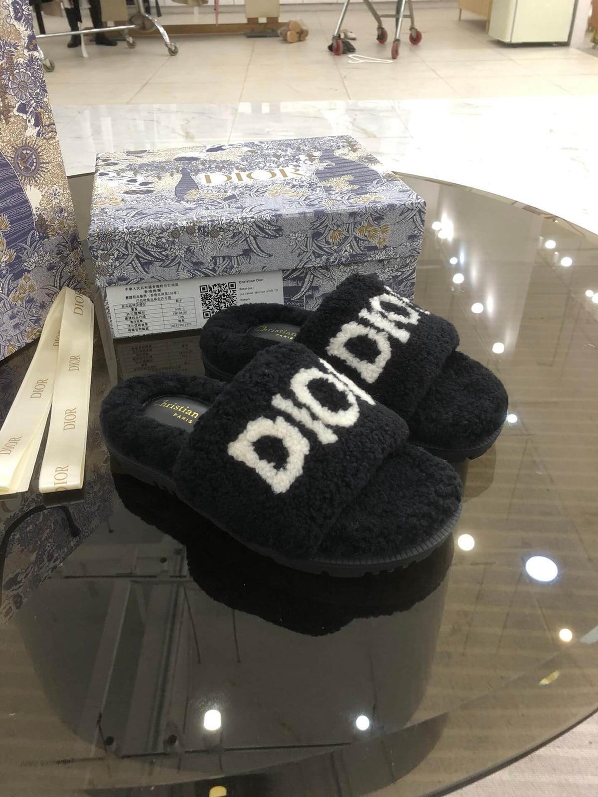 Christian Dior Dway Pantolette aus schwarzem Shearling-Fell mit weißem Logo