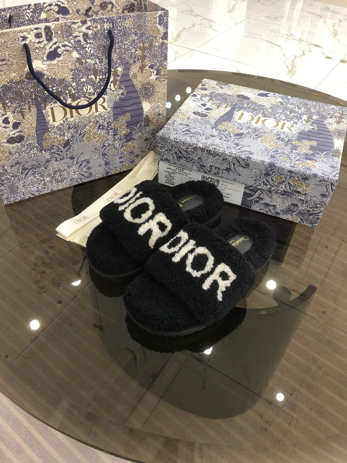 Christian Dior Dway Pantolette aus schwarzem Shearling-Fell mit weißem Logo