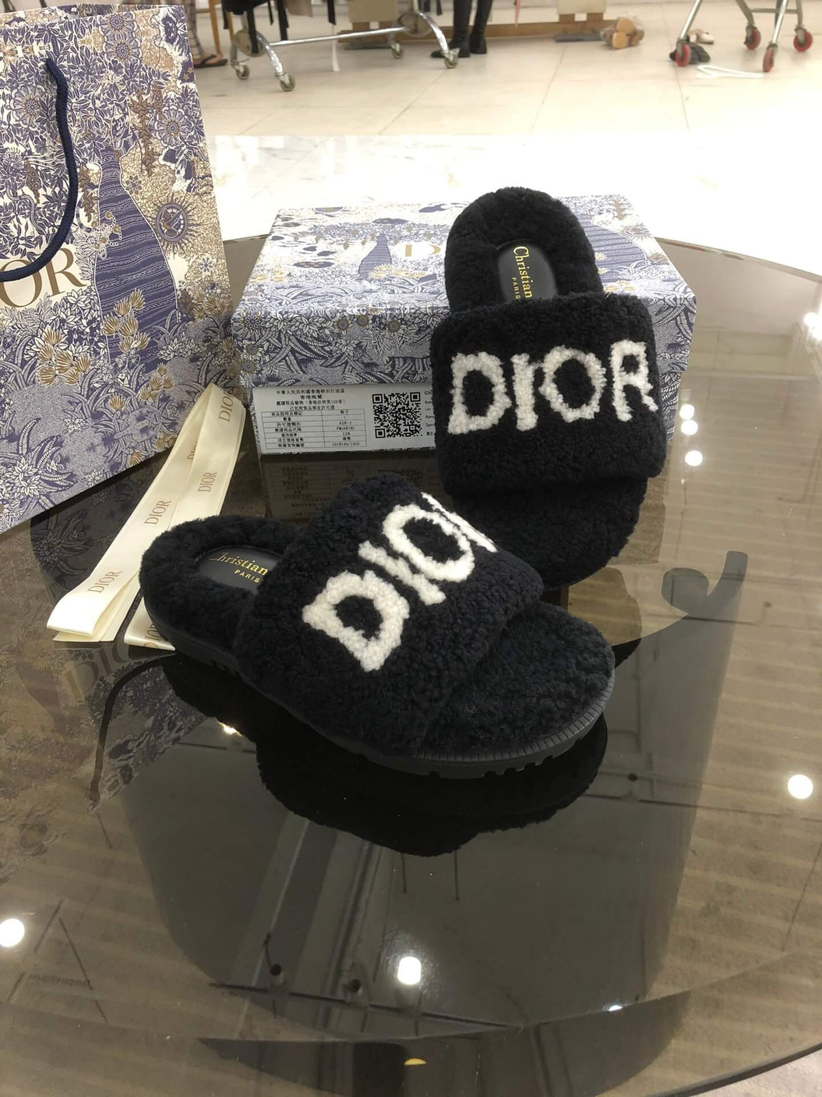 Christian Dior Dway Pantolette aus schwarzem Shearling-Fell mit weißem Logo