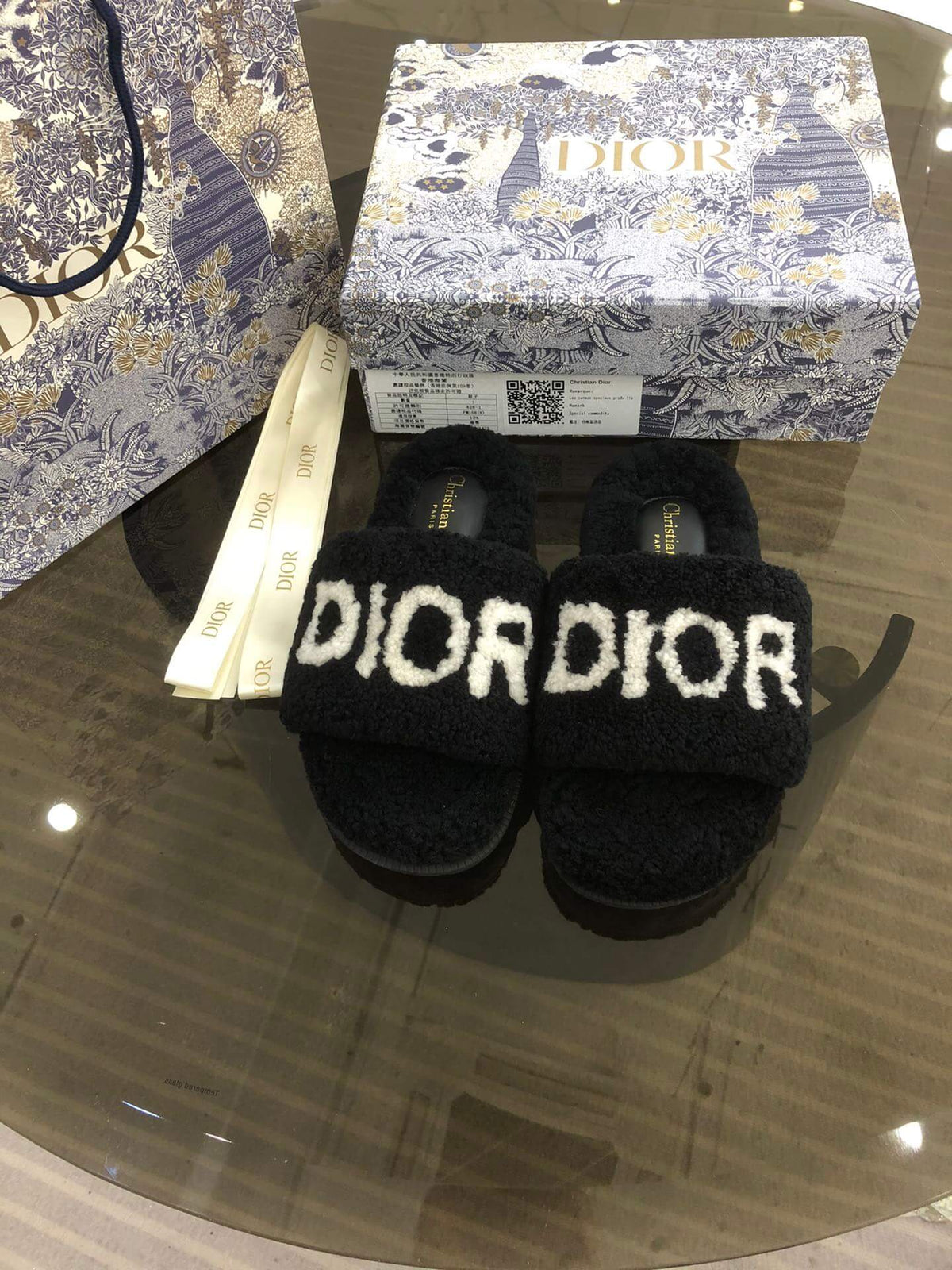 Christian Dior Dway Pantolette aus schwarzem Shearling-Fell mit weißem Logo