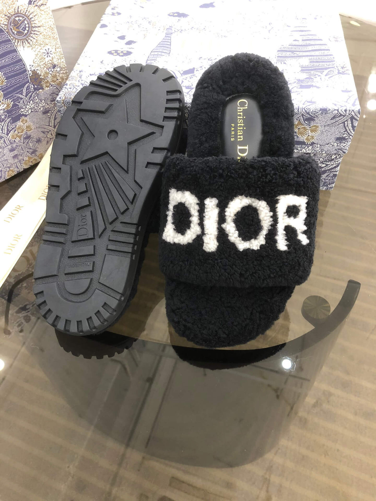 Christian Dior Dway Pantolette aus schwarzem Shearling-Fell mit weißem Logo