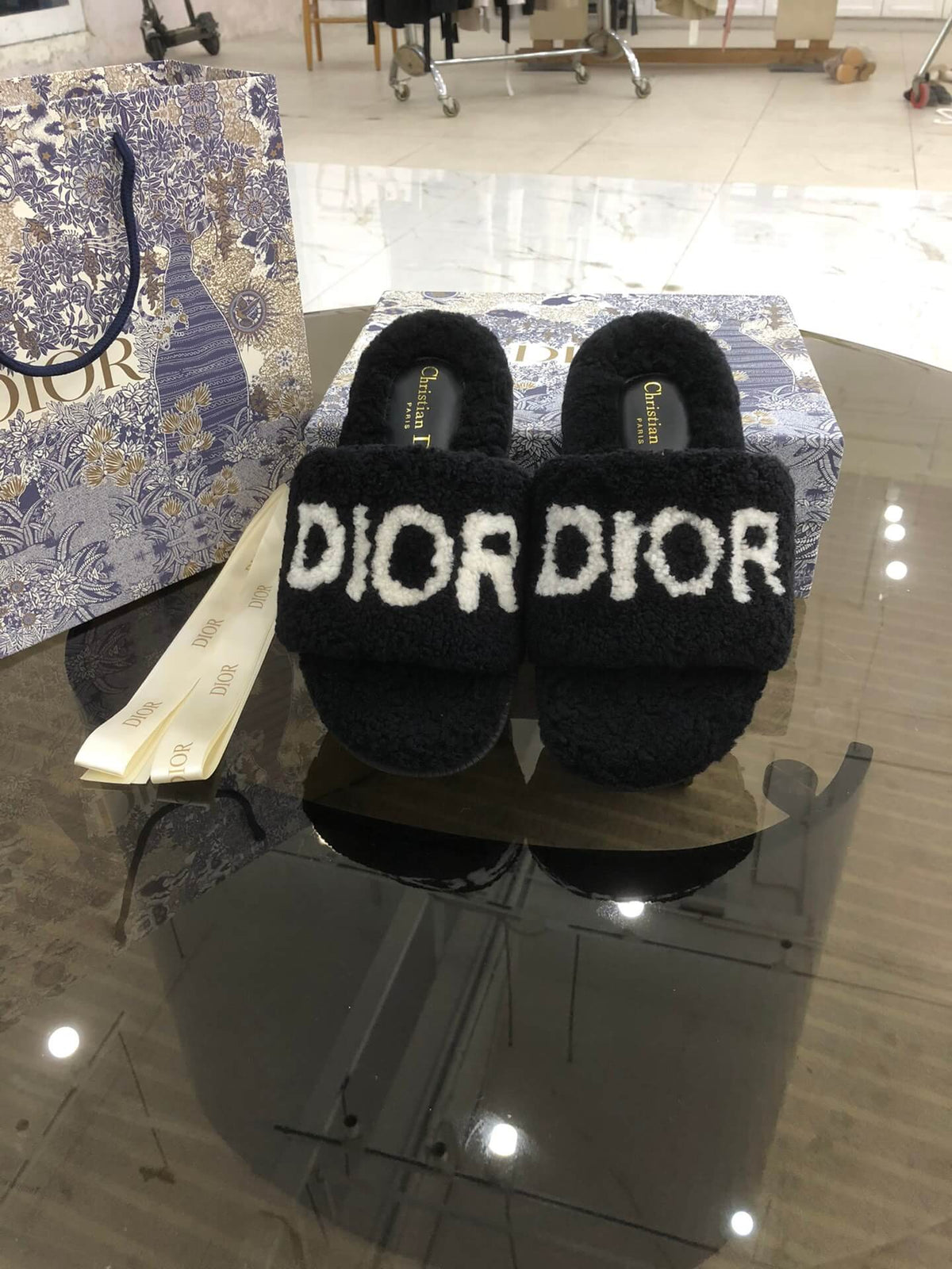 Christian Dior Dway Pantolette aus schwarzem Shearling-Fell mit weißem Logo