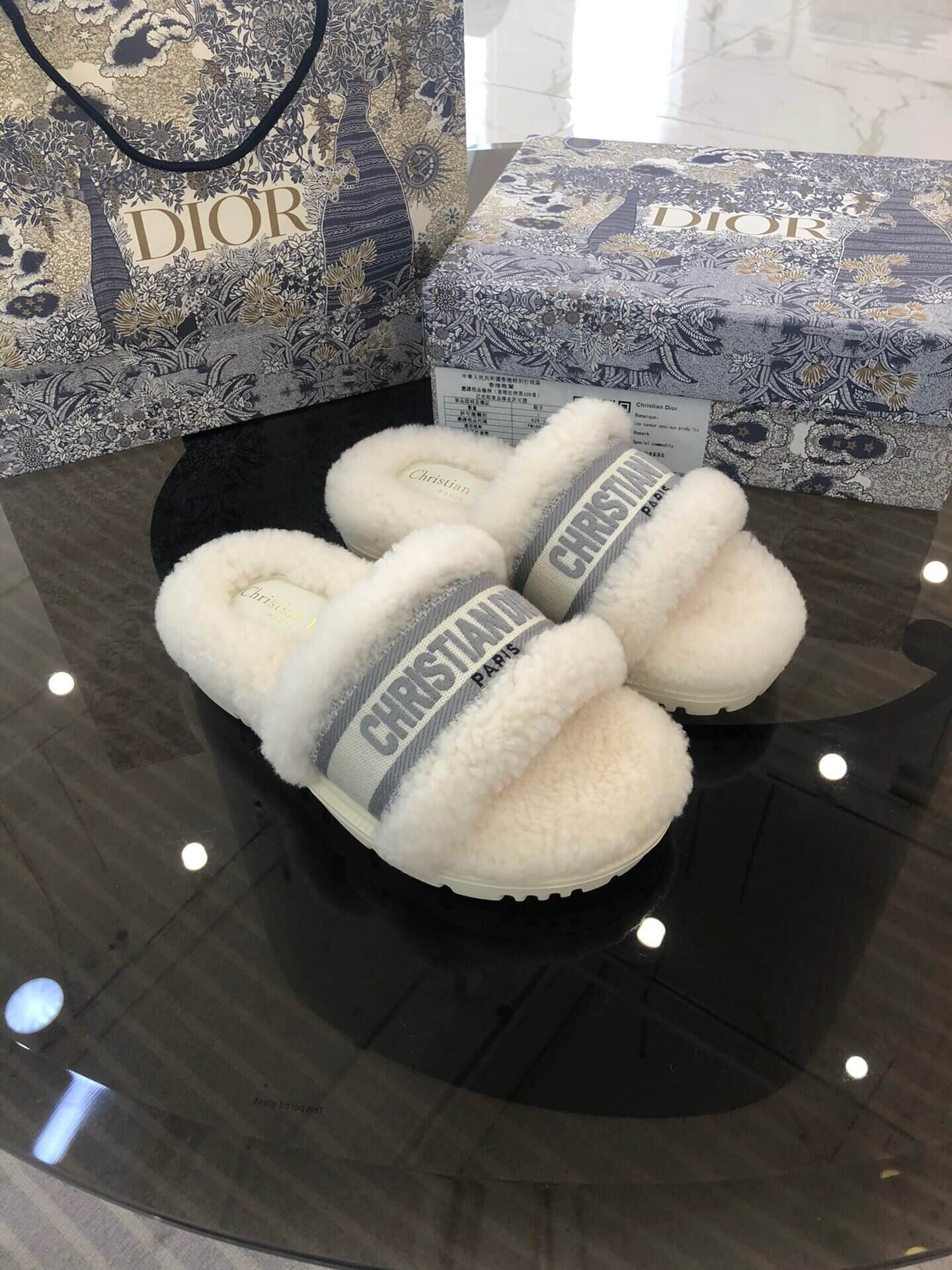 Christian Dior Dway Off-White graue Shearling-Pelz-Logo-Sandalen