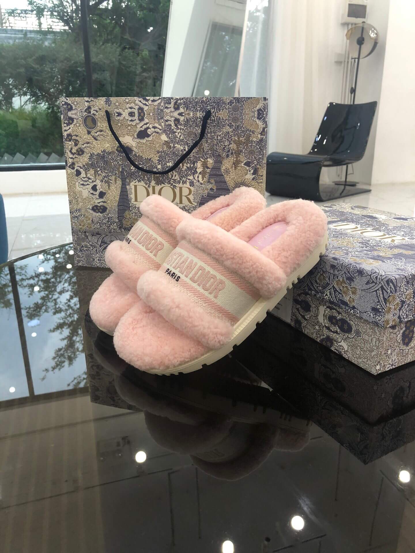 Sandalias gruesas con logo y forro de borrego rosa Christian Dior Dway