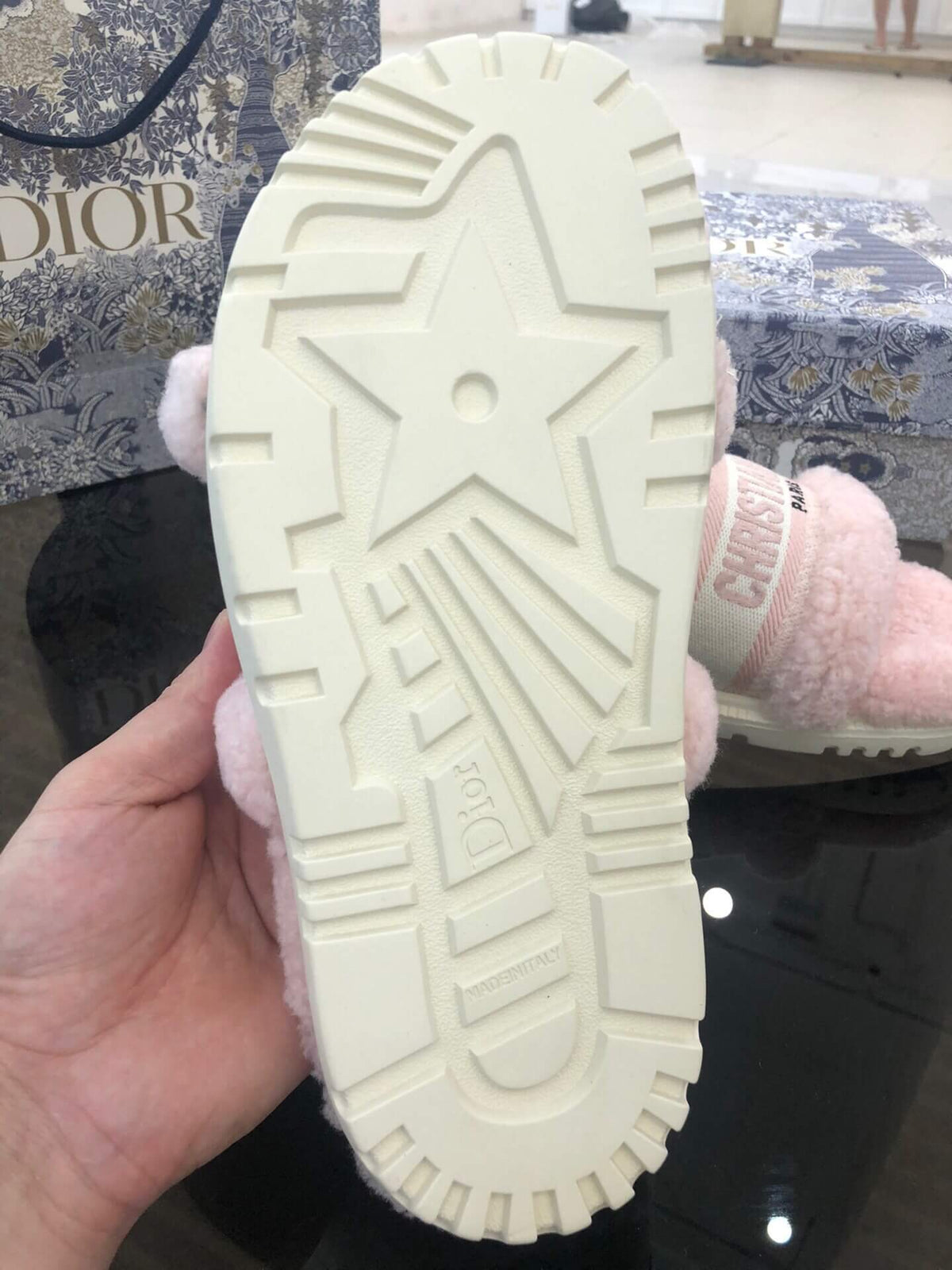 Sandales compensées Christian Dior Dway en peau lainée rose avec logo