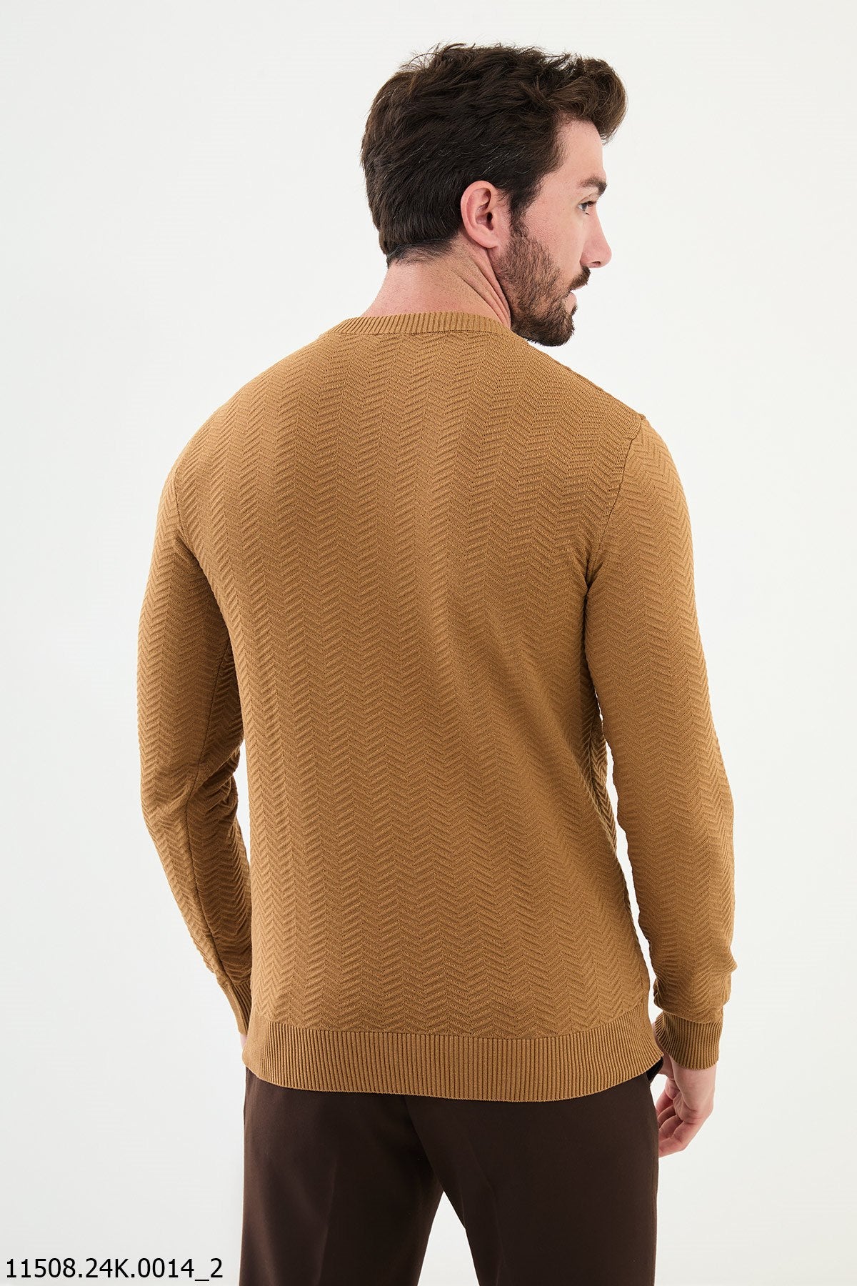 Suéter de punto texturizado color camel para hombre de HolloMen.