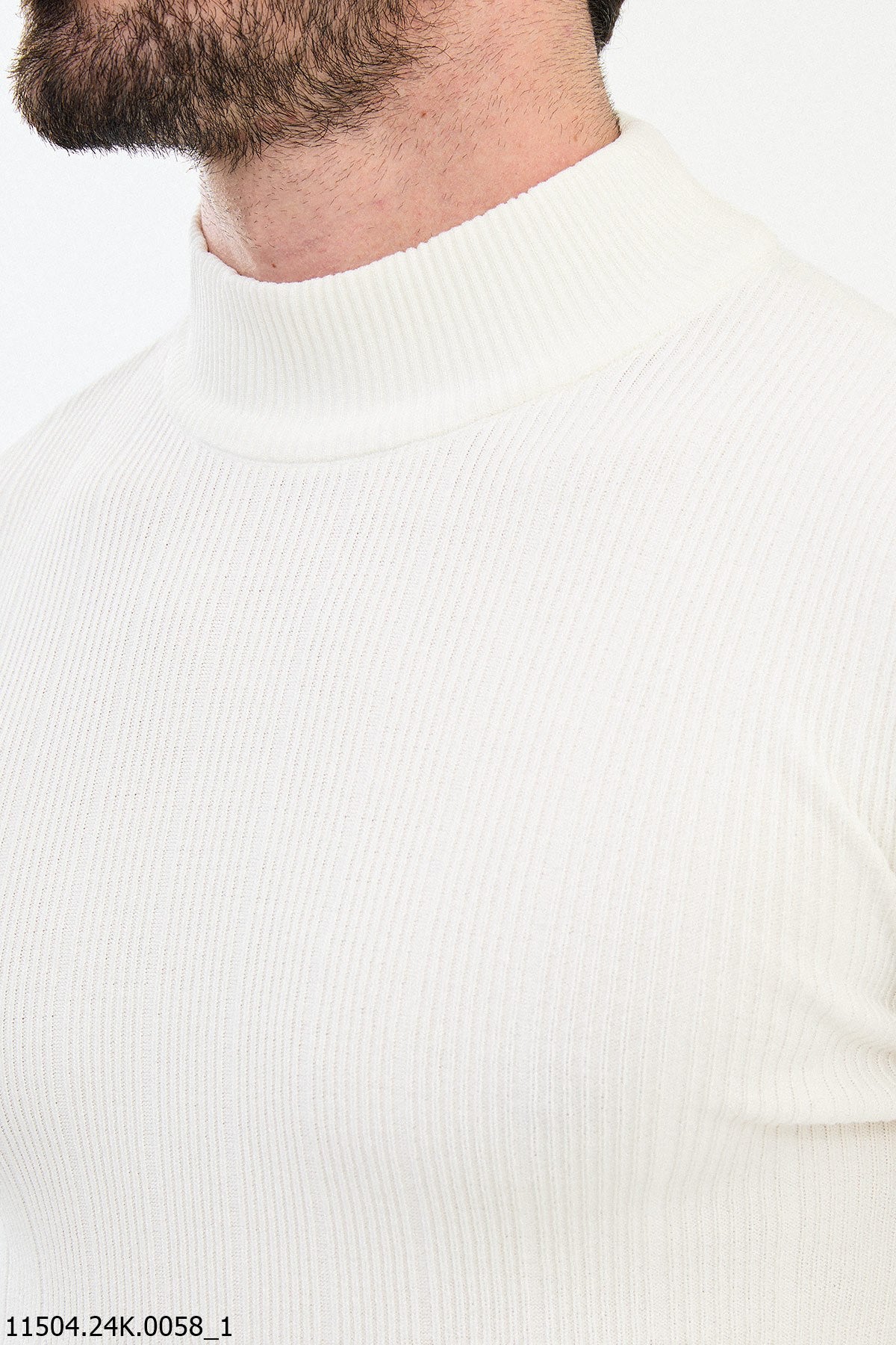 Maglione dolcevita a coste bianco di HolloMen.