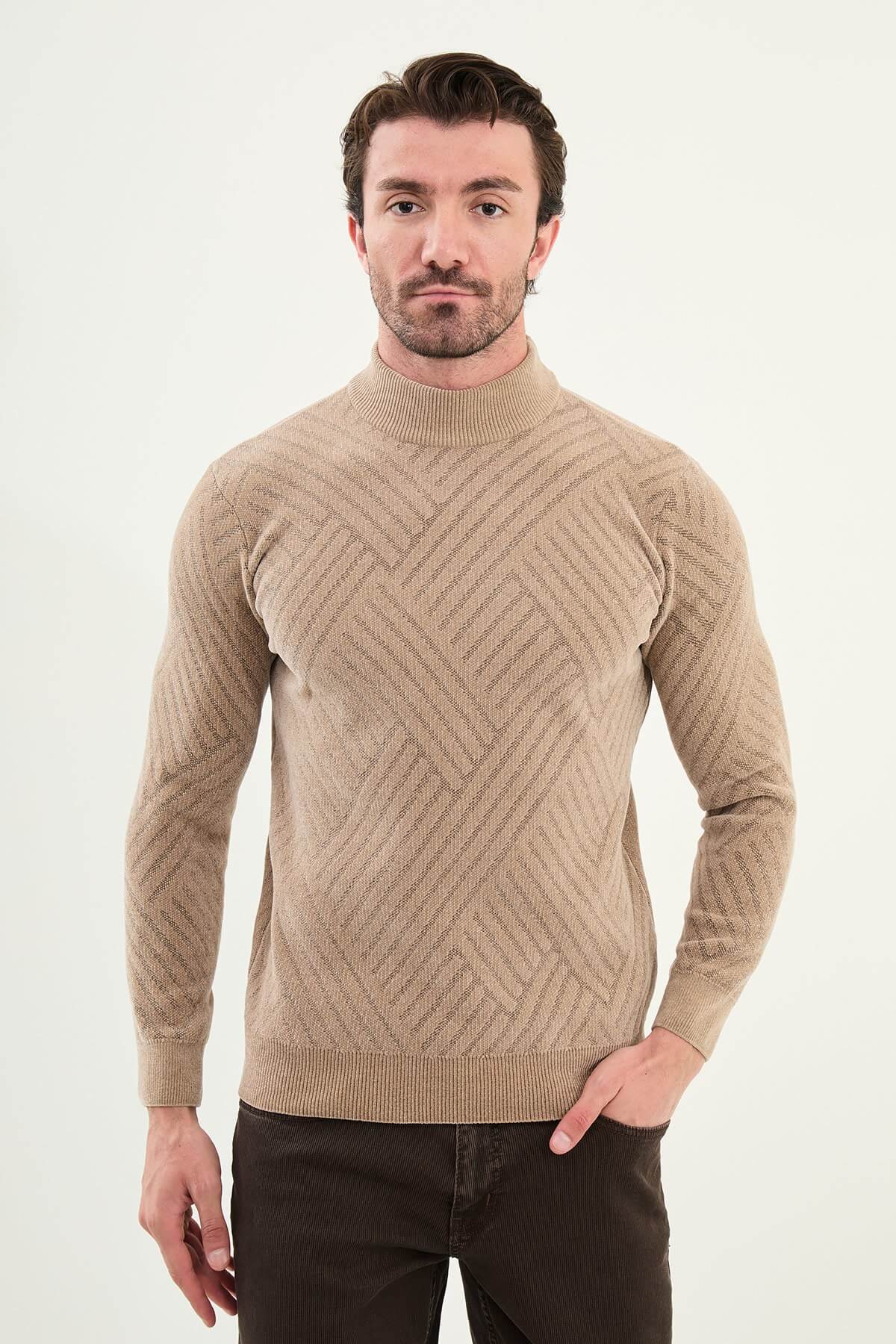 Pull col roulé slim beige à motifs pour homme – HolloMen