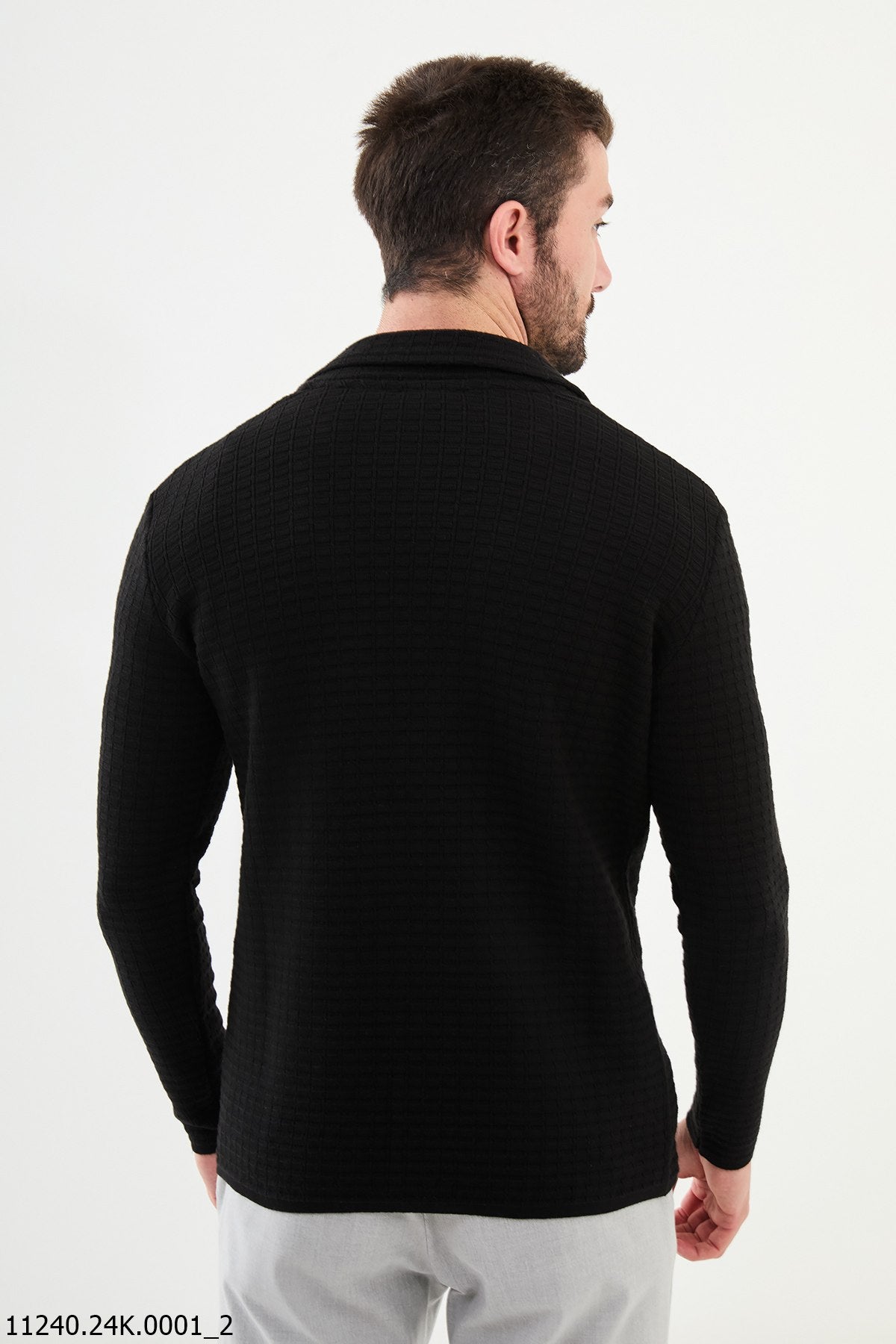 Chaqueta tipo cárdigan de punto gofre de color negro para hombre.