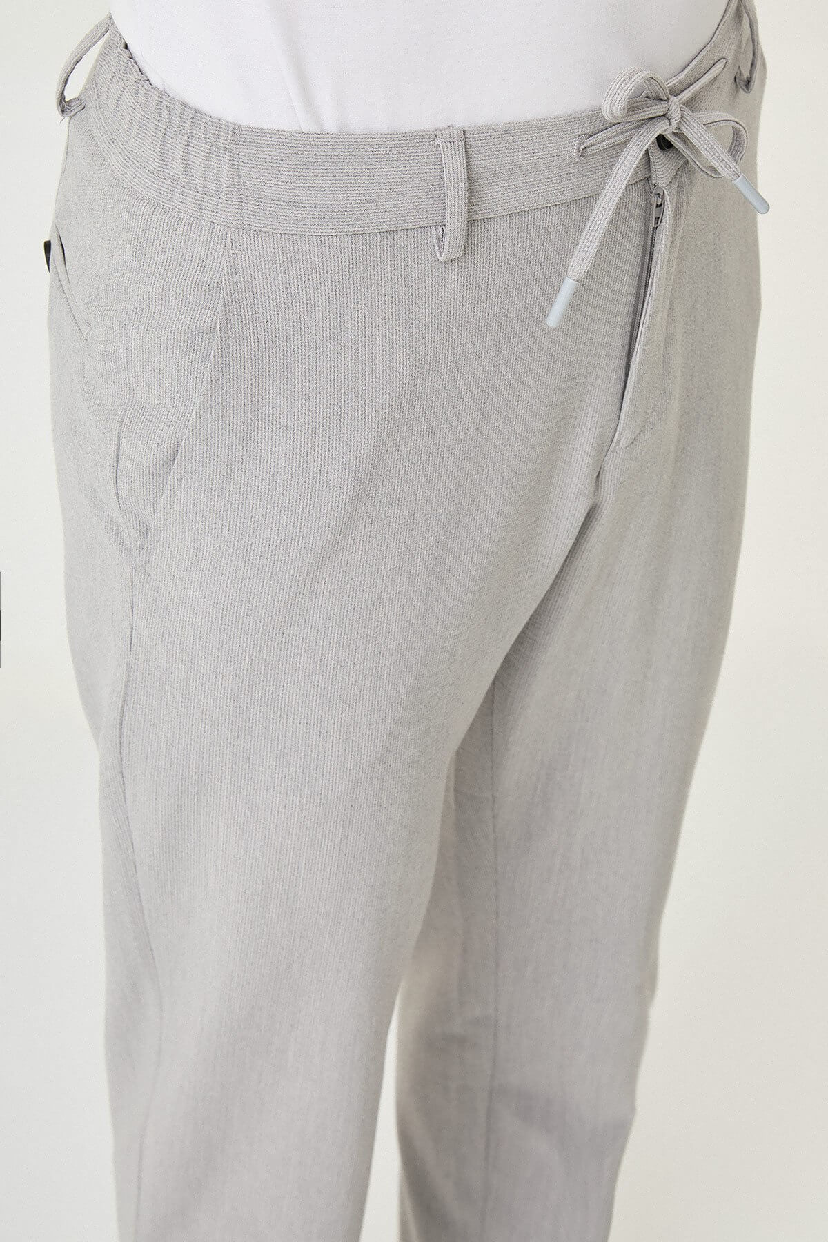 Man wearing gray slim-fit summer trousers