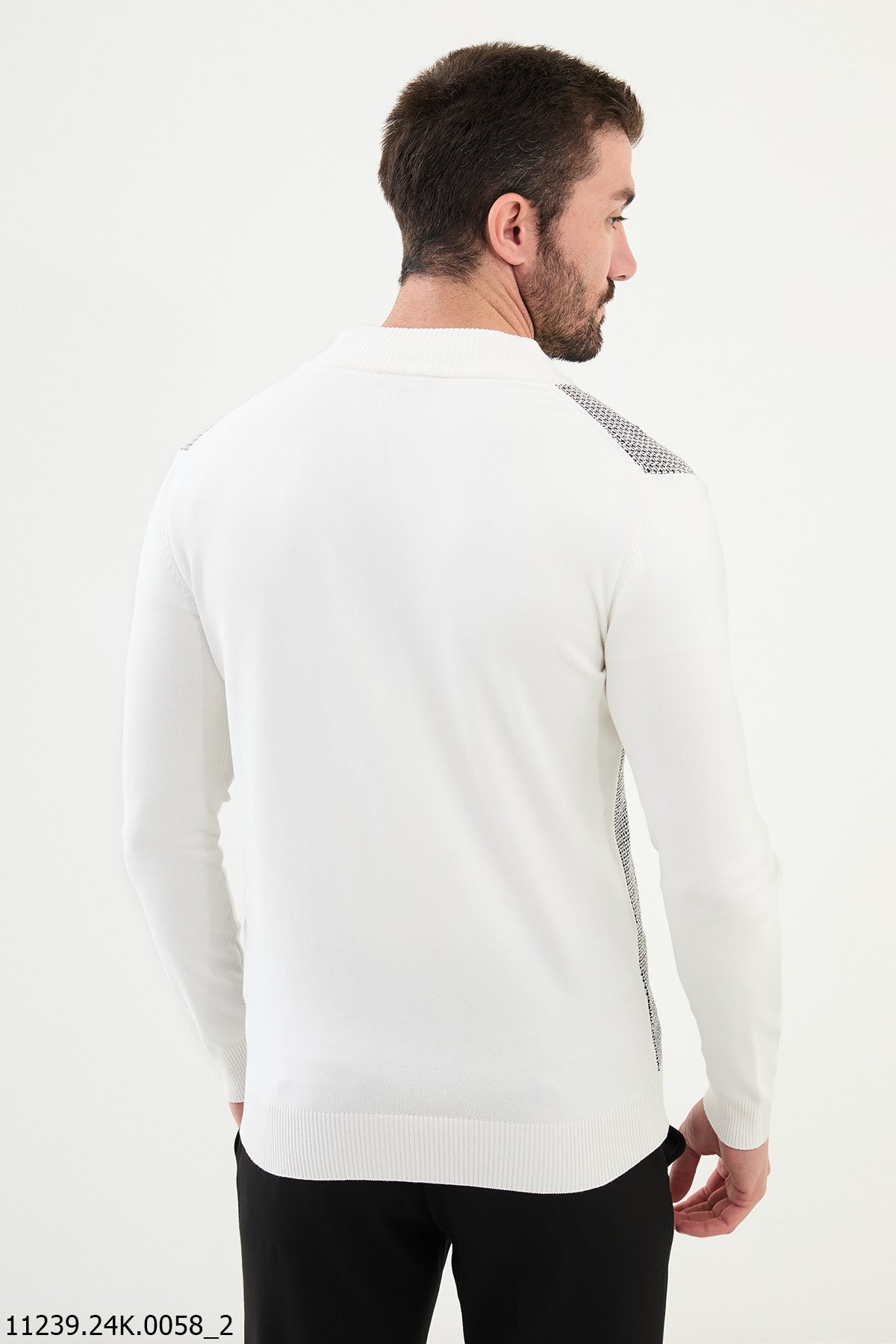 Cárdigan blanco con cremallera y diseño texturizado para hombre.
