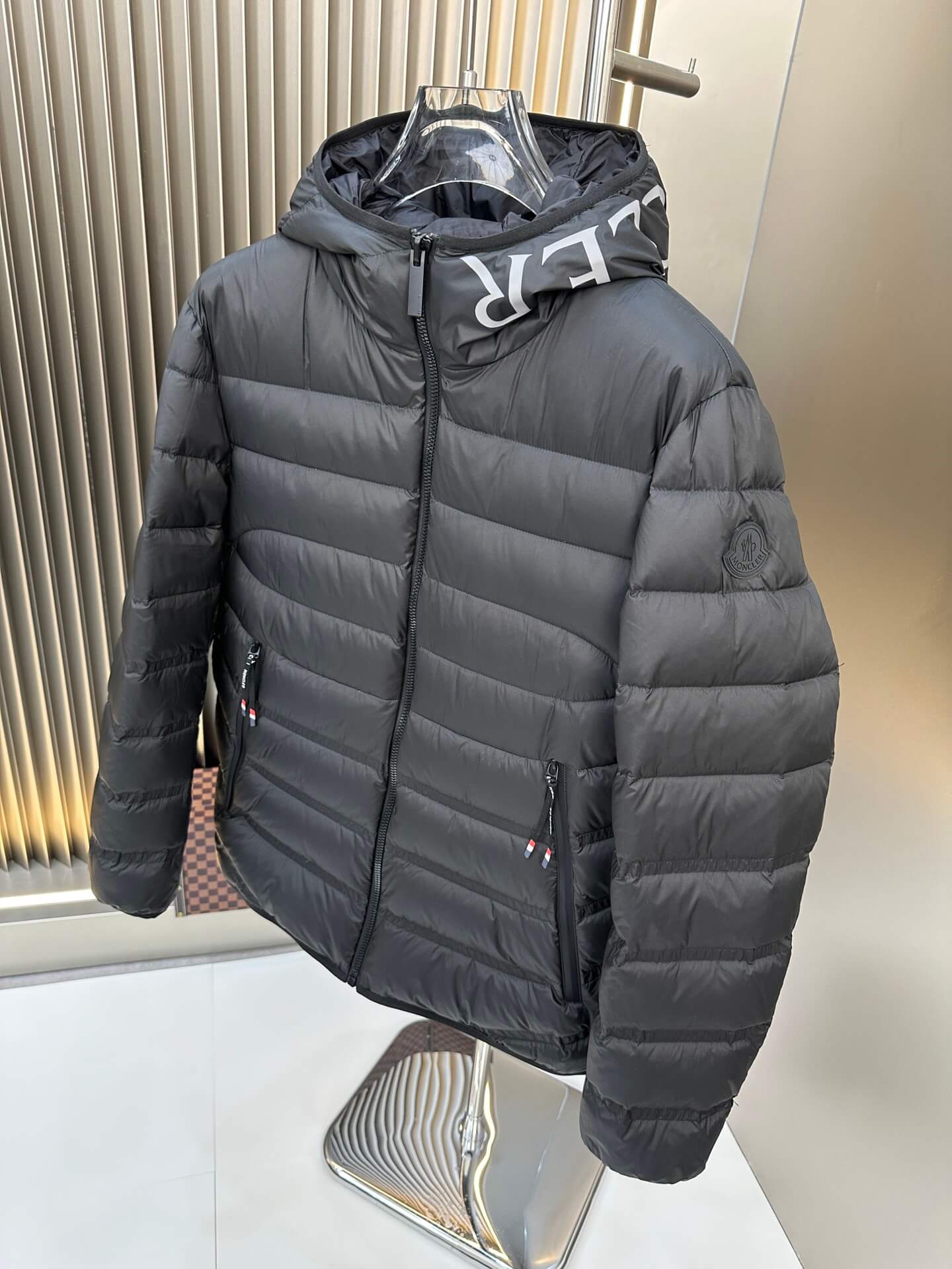 Casaco de plumas preto acolchoado Moncler