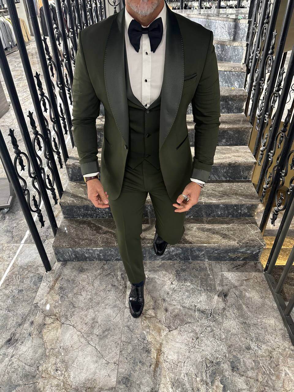 Traje de esmoquin con solapa chal de satén verde oliva para hombre