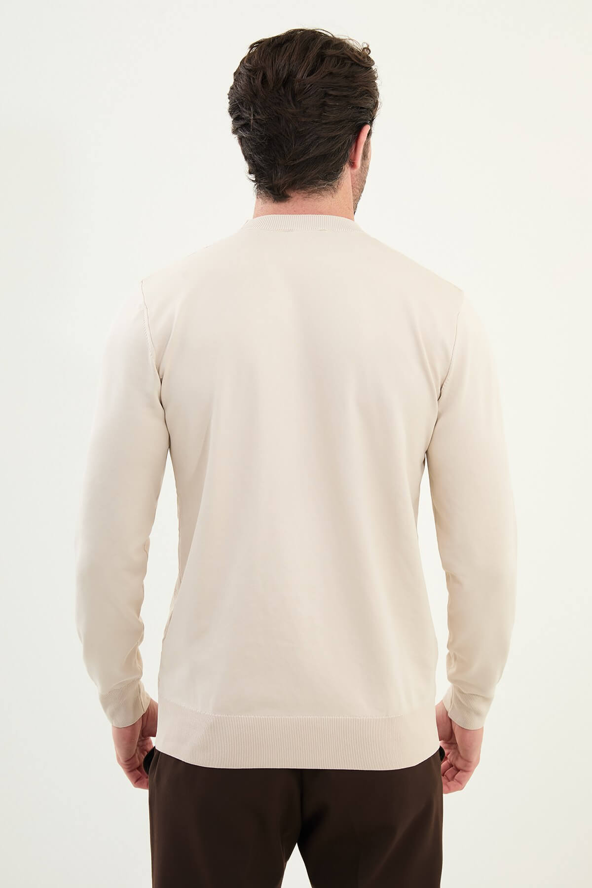 Men’s off-white slim fit textured crew neck sweater with diamond knit pattern, styled with brown trousers, smart casual men’s knitwear for layering and formal-casual outfits