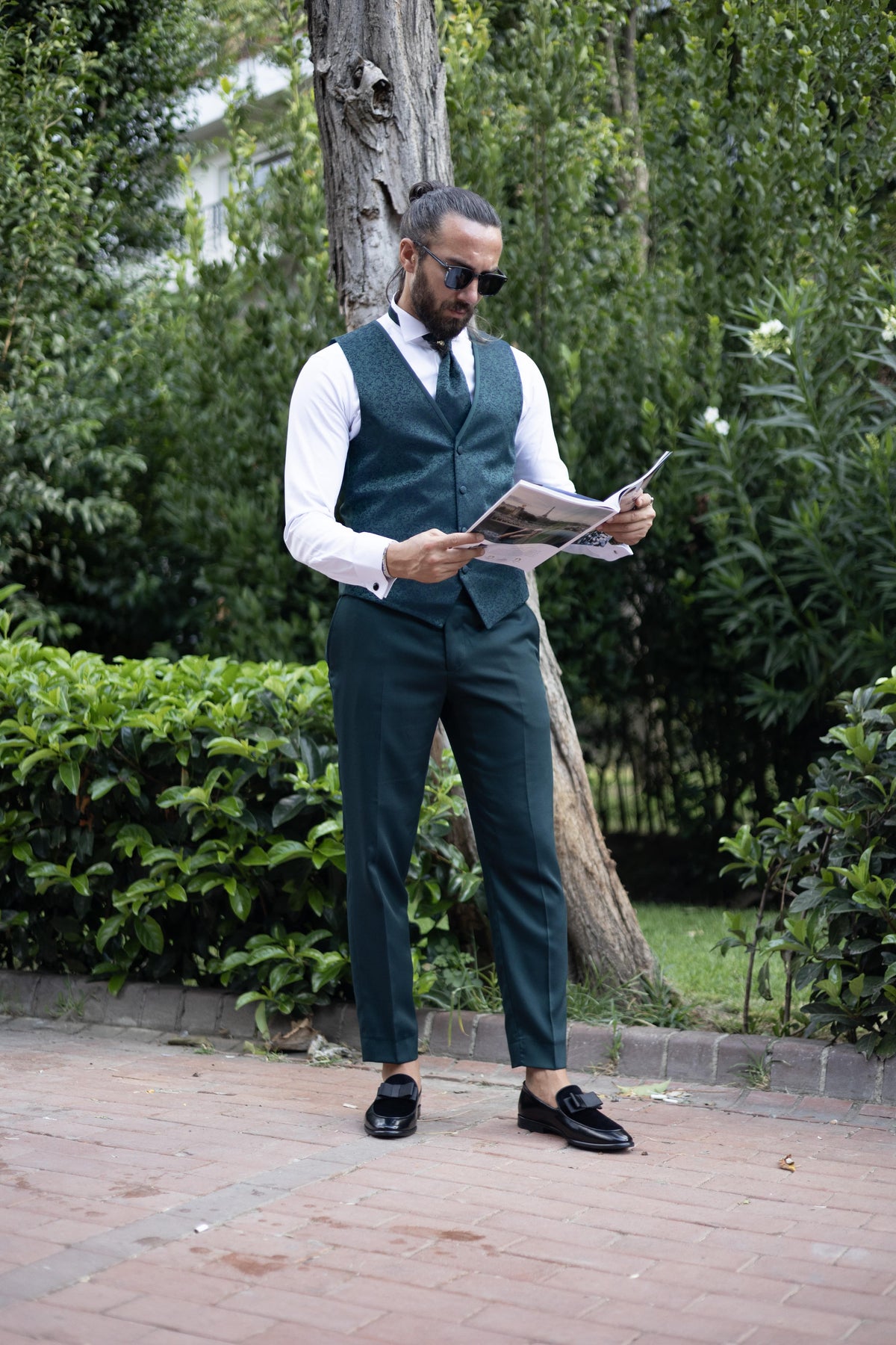 Detail of the vest and blazer on the HolloMen Sirmione deep emerald suit