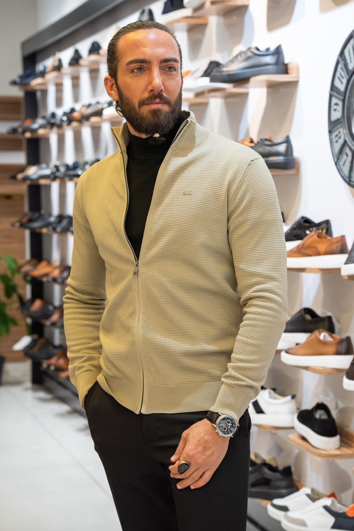 Cardigan beige con fantasia personalizzata.