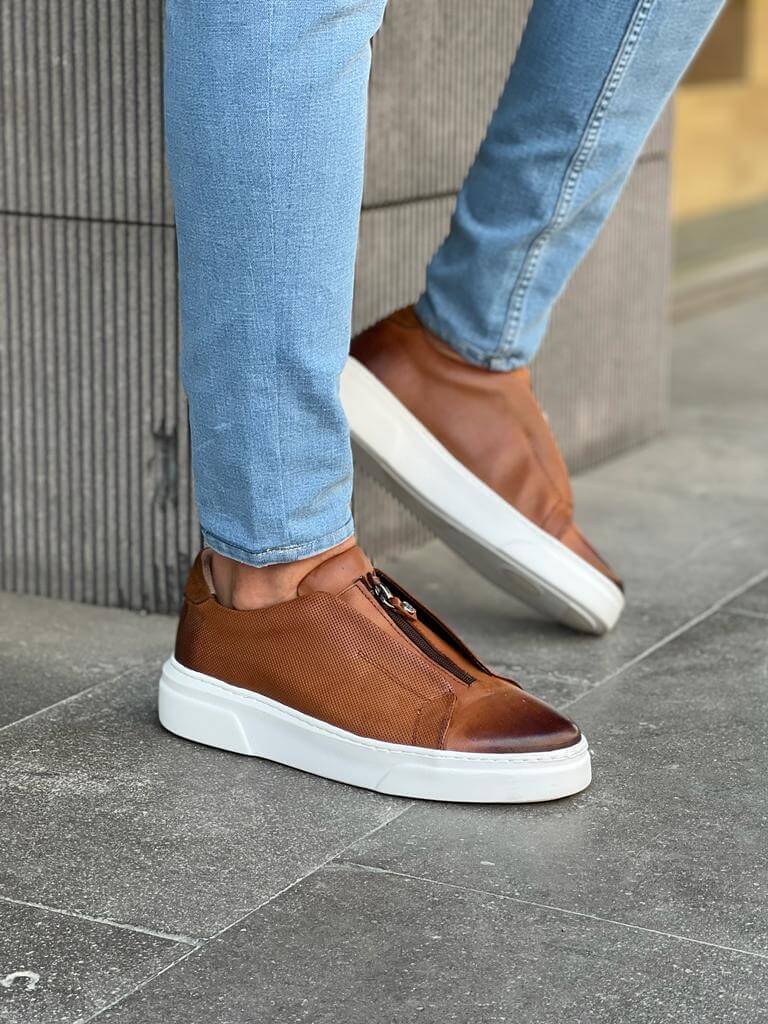 Camel leather sneakers with side zippers and a white EVA sole, designed for smart-casual Spring-Summer looks.