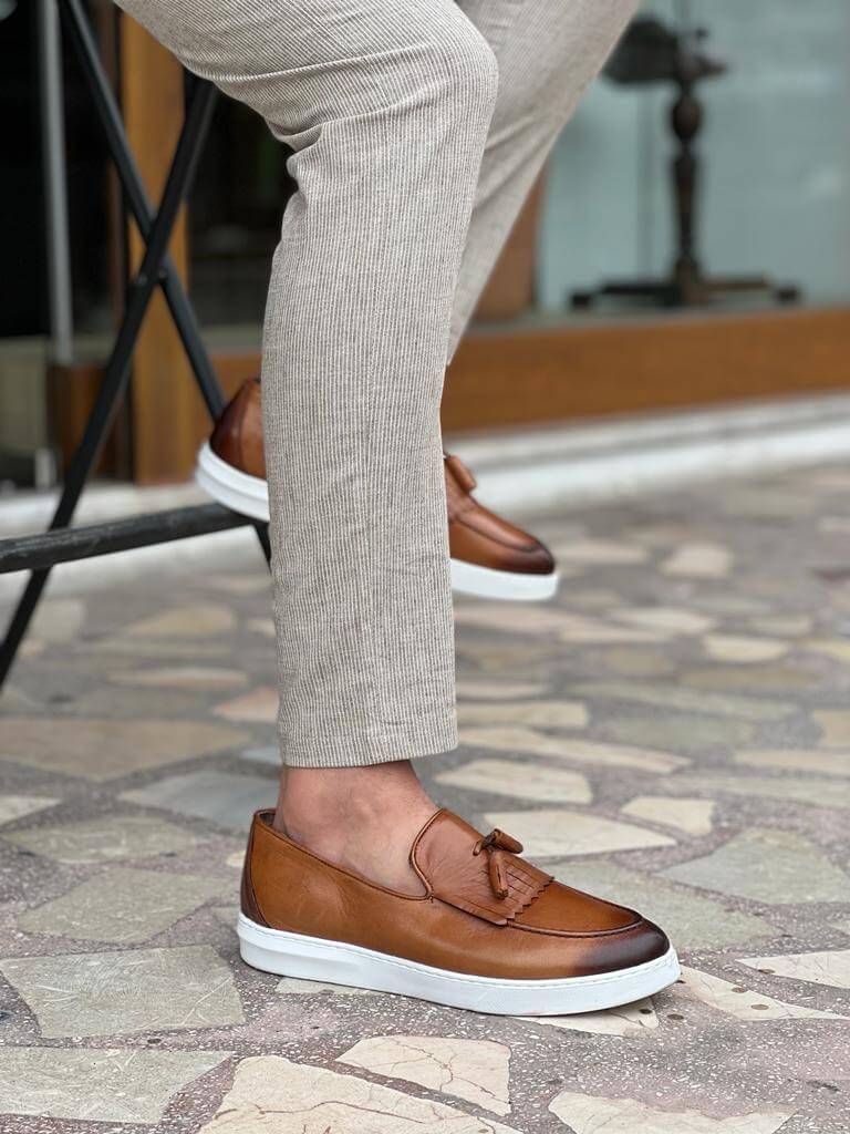 Elegant camel tassel loafers with soft leather construction and EVA sole, designed for stylish comfort during the spring-summer season.