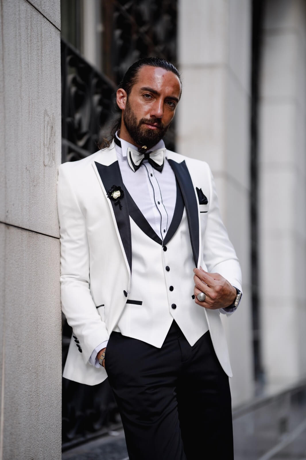 A crisp white slim-fit tuxedo from HolloMen’s Spring-Summer collection, featuring a satin collar and full set with bow tie – ideal for weddings, summer galas, and coastal ceremonies.