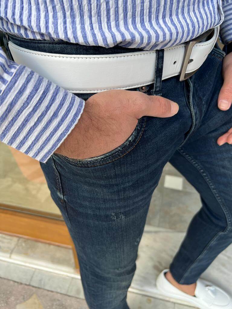 Vaqueros azul oscuro de corte entallado para hombre