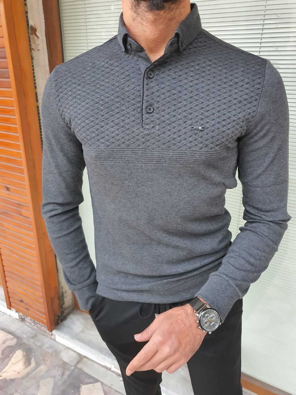 A long-sleeved gray combed knitwear. The knit fabric has a soft and textured appearance