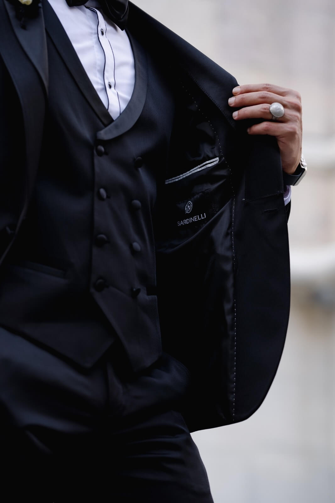A slim-fit black tuxedo from HolloMen's Fall-Winter collection, featuring a satin collar, single-button jacket, and full formal set – ideal for weddings, galas, and upscale events.