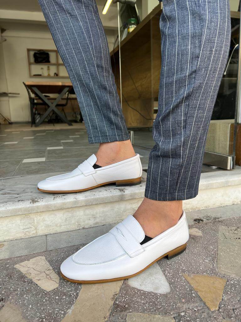 Flat white penny loafers made of 100% leather with a minimal silhouette and neo-lite sole, ideal for spring and summer wear.