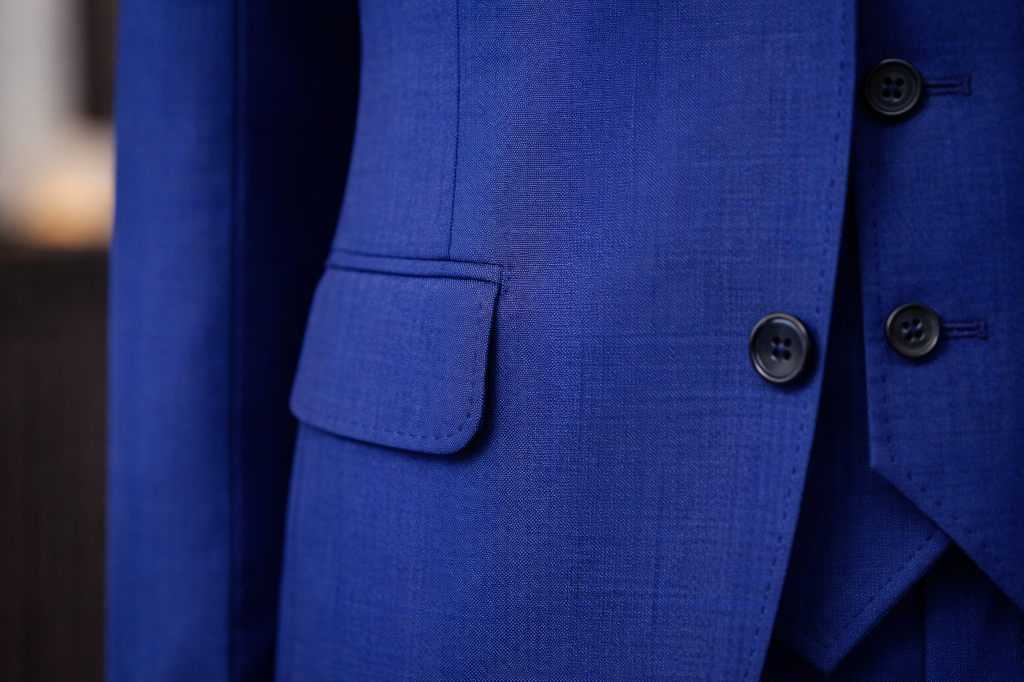 Traje azul marino de tres piezas de corte ajustado.