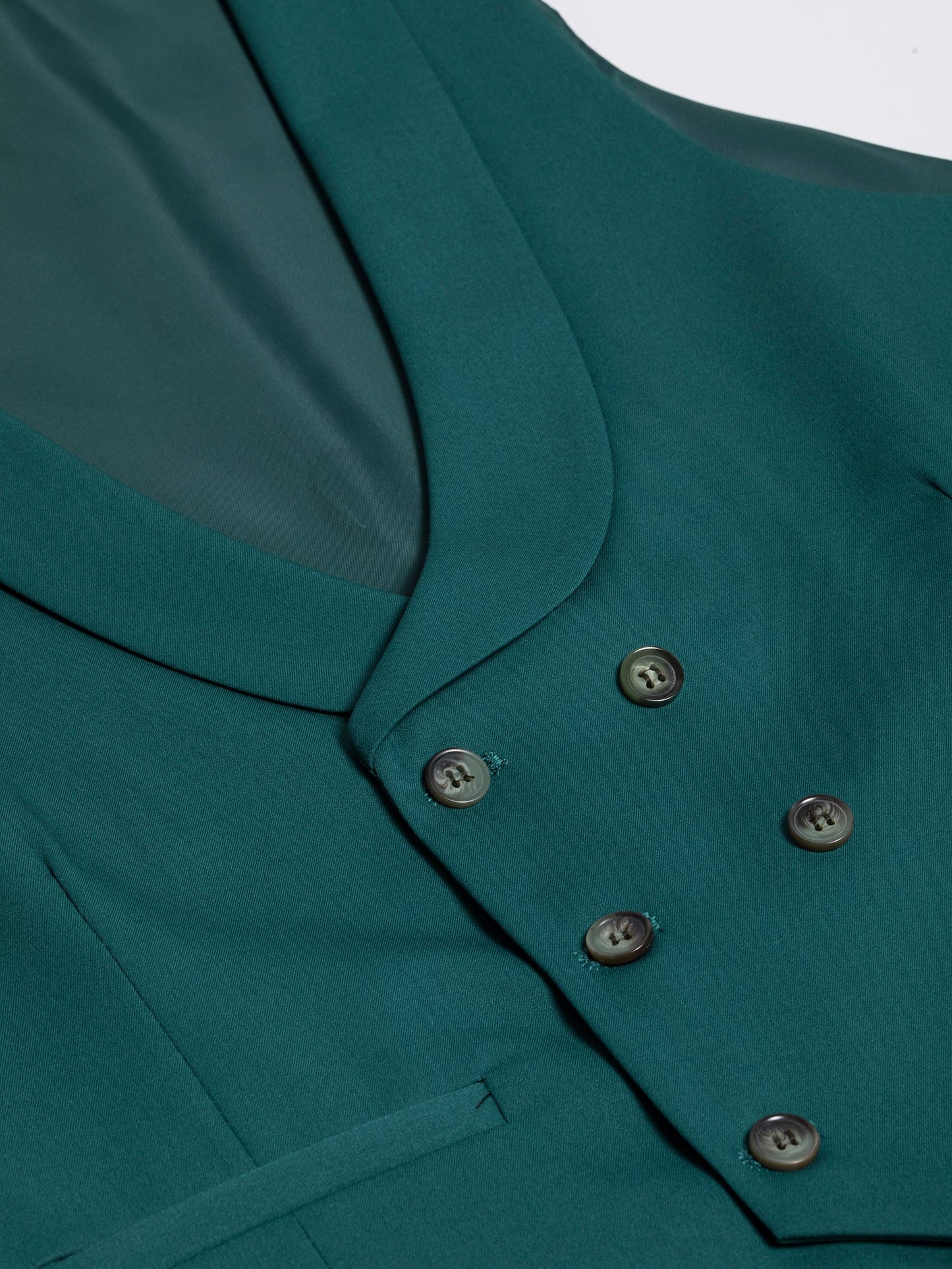 Men’s green modern-fit 3-piece suit with peak lapel blazer, matching vest and trousers, featuring a double vent design and tailored silhouette for formal and stylish occasions.