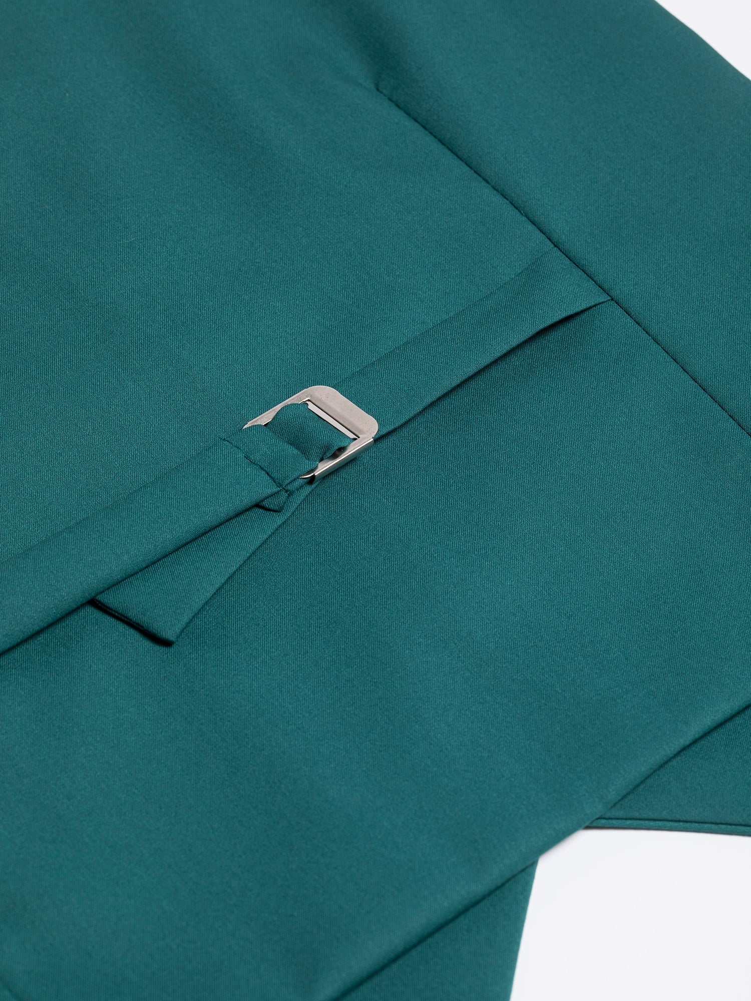 Men’s green modern-fit 3-piece suit with peak lapel blazer, matching vest and trousers, featuring a double vent design and tailored silhouette for formal and stylish occasions.