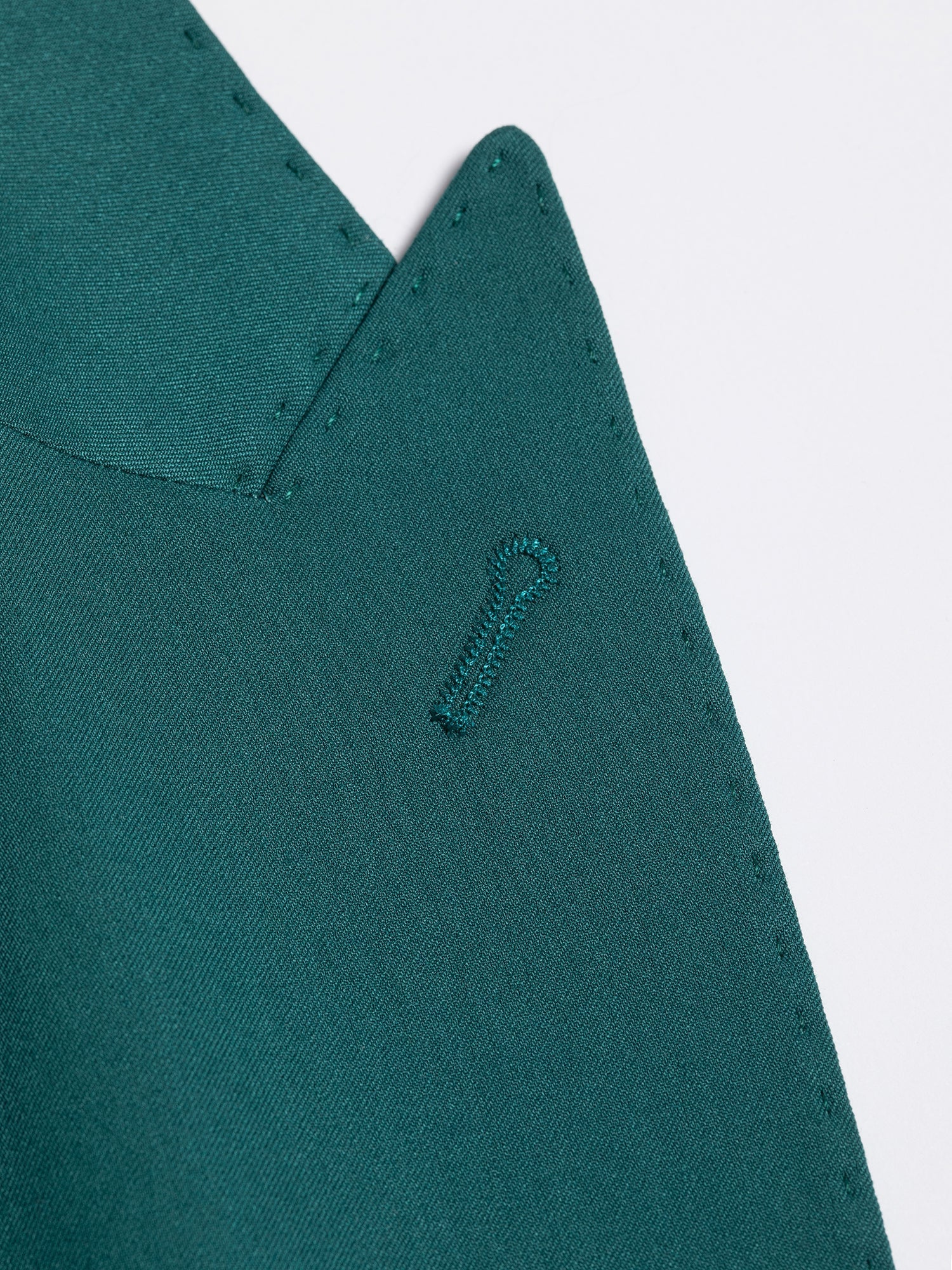 Men’s green modern-fit 3-piece suit with peak lapel blazer, matching vest and trousers, featuring a double vent design and tailored silhouette for formal and stylish occasions.