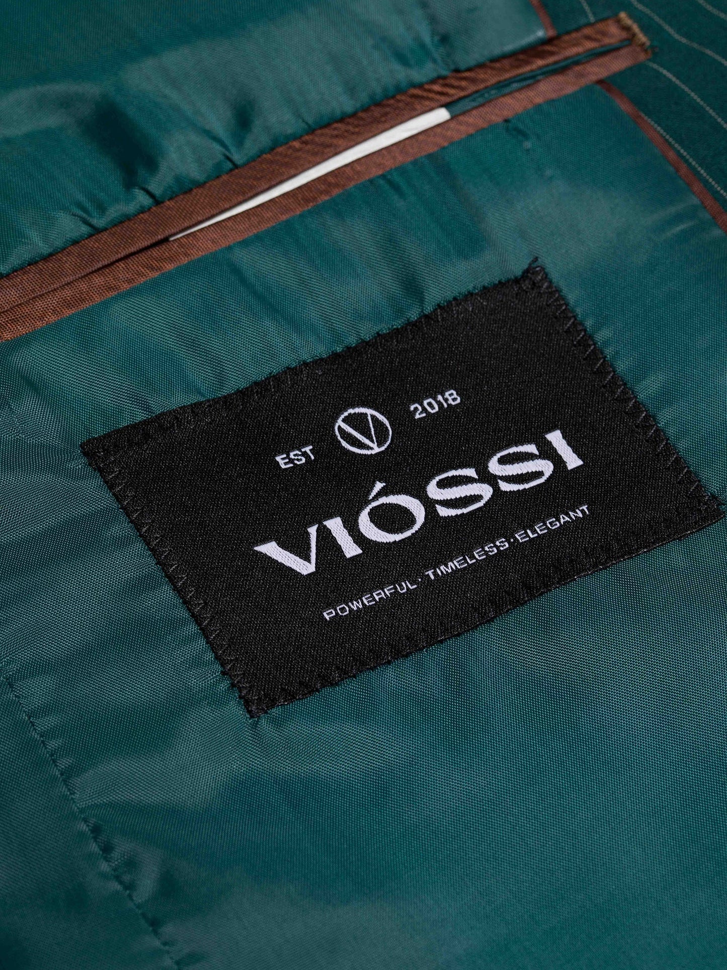Men’s green modern-fit 3-piece suit with peak lapel blazer, matching vest and trousers, featuring a double vent design and tailored silhouette for formal and stylish occasions.