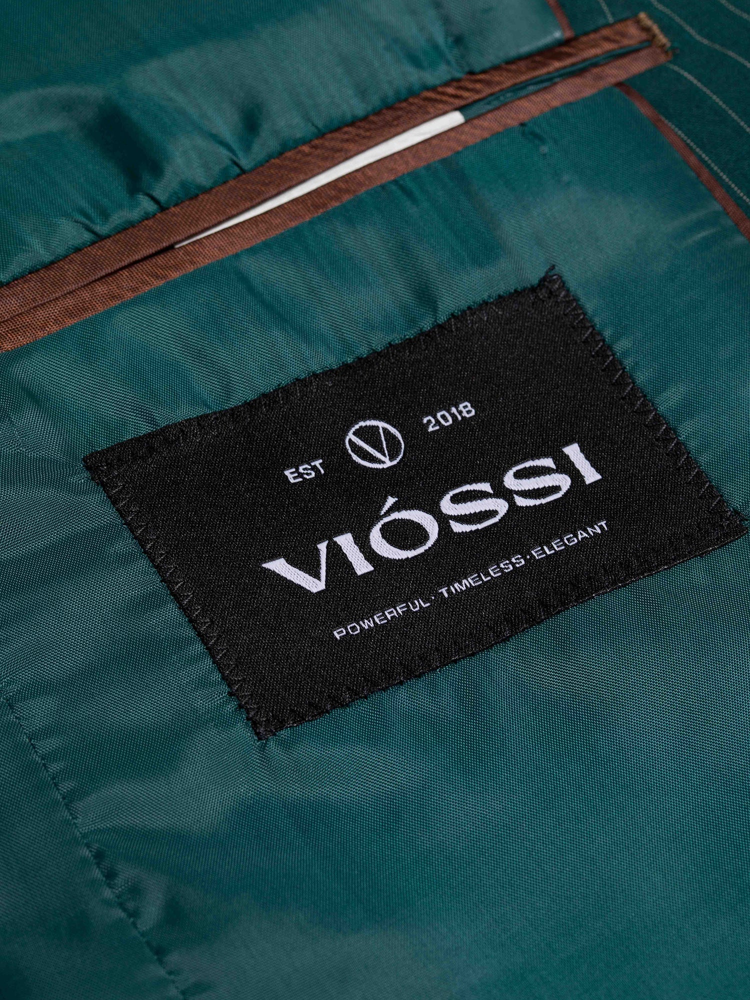Men’s green modern-fit 3-piece suit with peak lapel blazer, matching vest and trousers, featuring a double vent design and tailored silhouette for formal and stylish occasions.