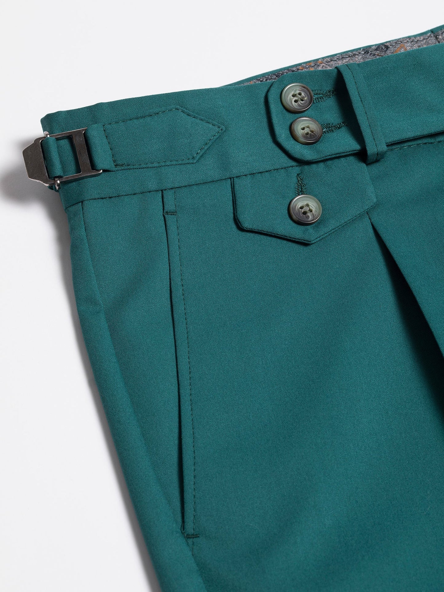 Men’s green modern-fit 3-piece suit with peak lapel blazer, matching vest and trousers, featuring a double vent design and tailored silhouette for formal and stylish occasions.