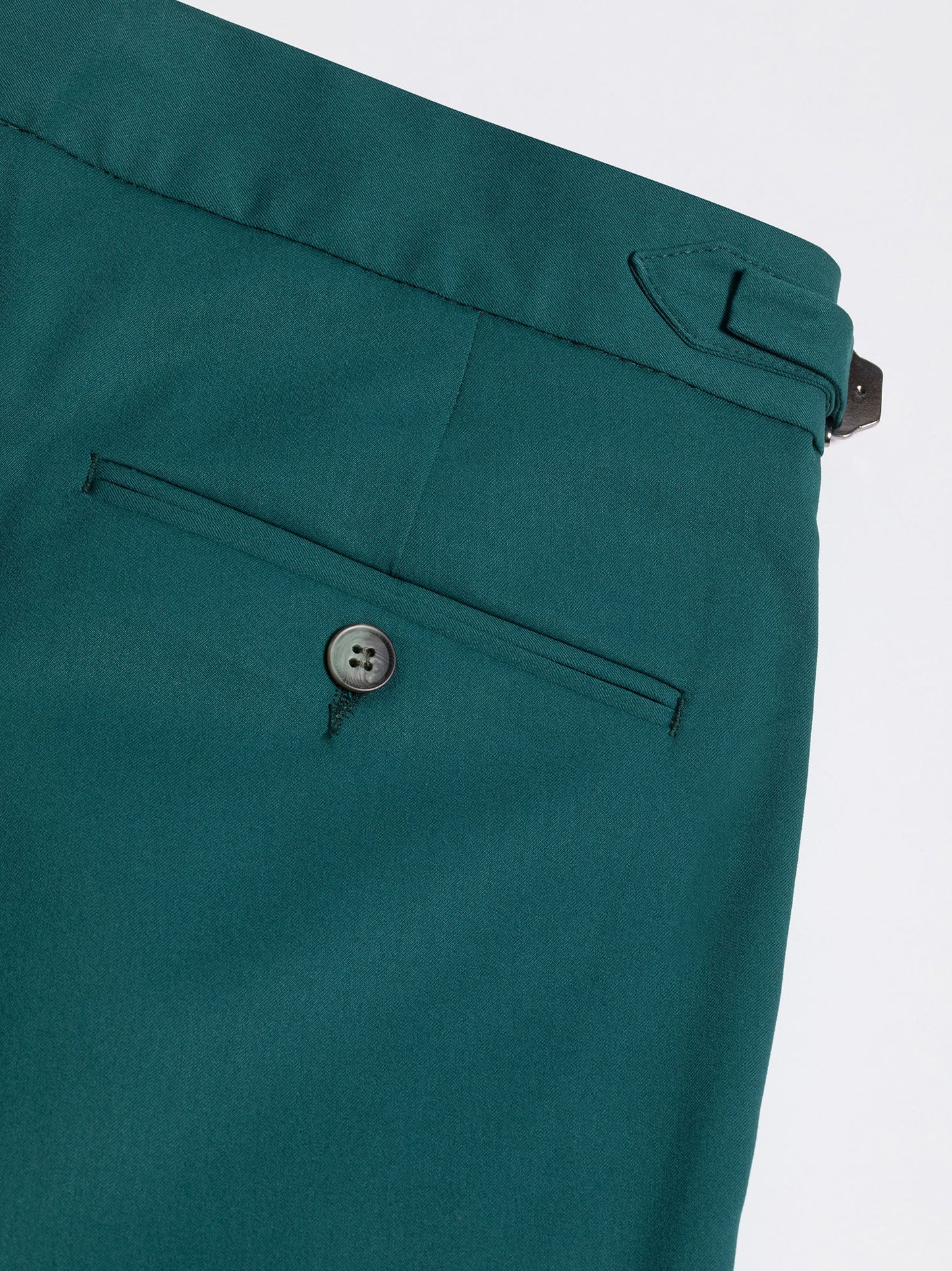 Men’s green modern-fit 3-piece suit with peak lapel blazer, matching vest and trousers, featuring a double vent design and tailored silhouette for formal and stylish occasions.