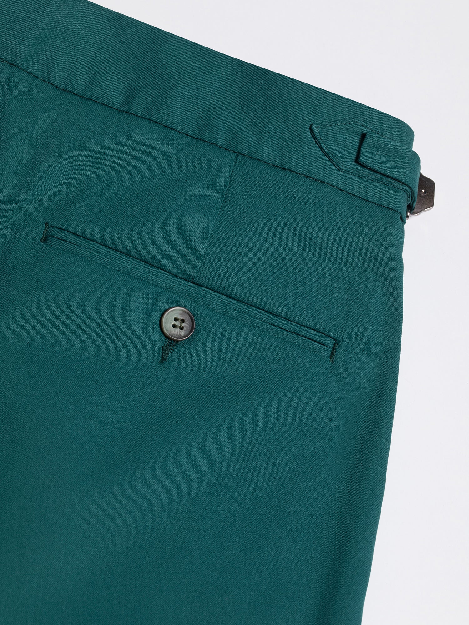 Men’s green modern-fit 3-piece suit with peak lapel blazer, matching vest and trousers, featuring a double vent design and tailored silhouette for formal and stylish occasions.
