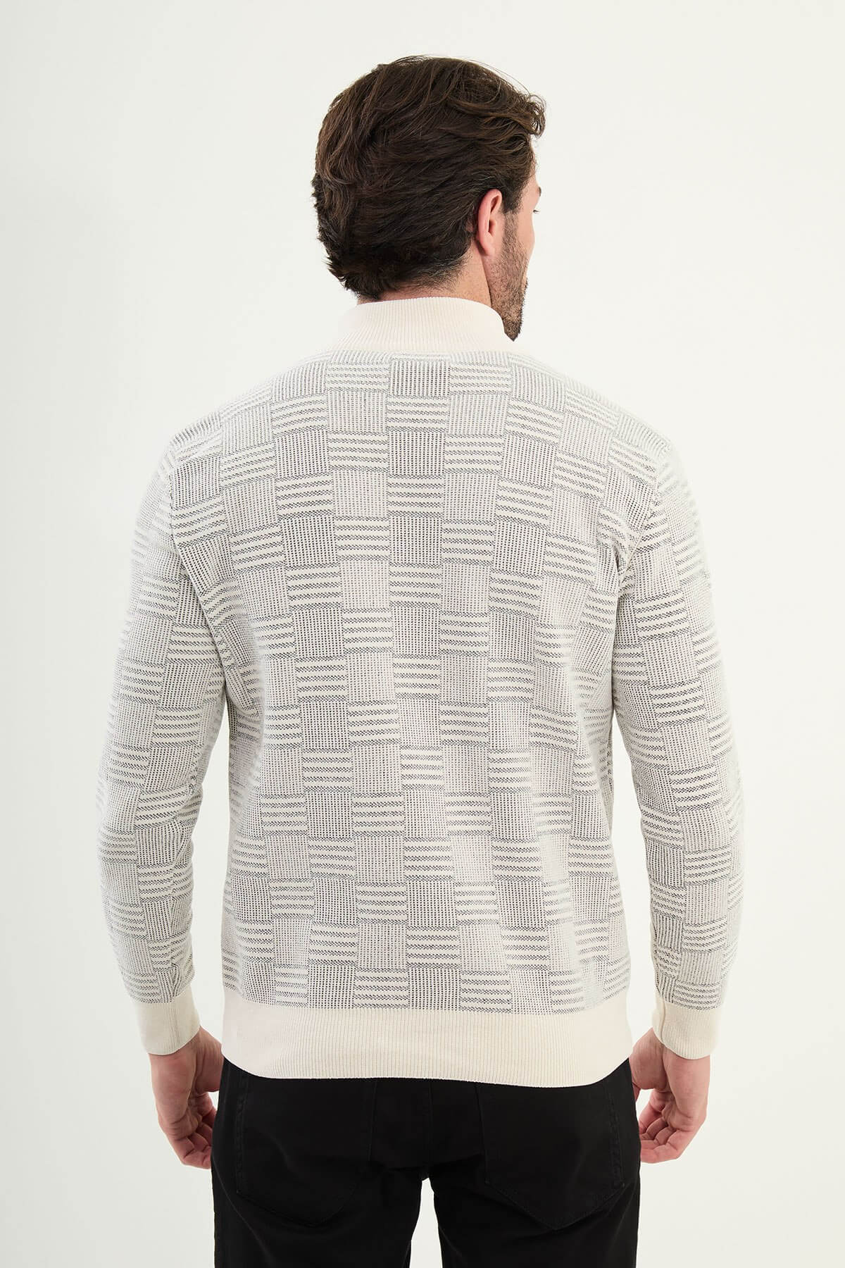 AXIST men’s white slim fit knitwear sweater with geometric knit design and half-zip mock neck