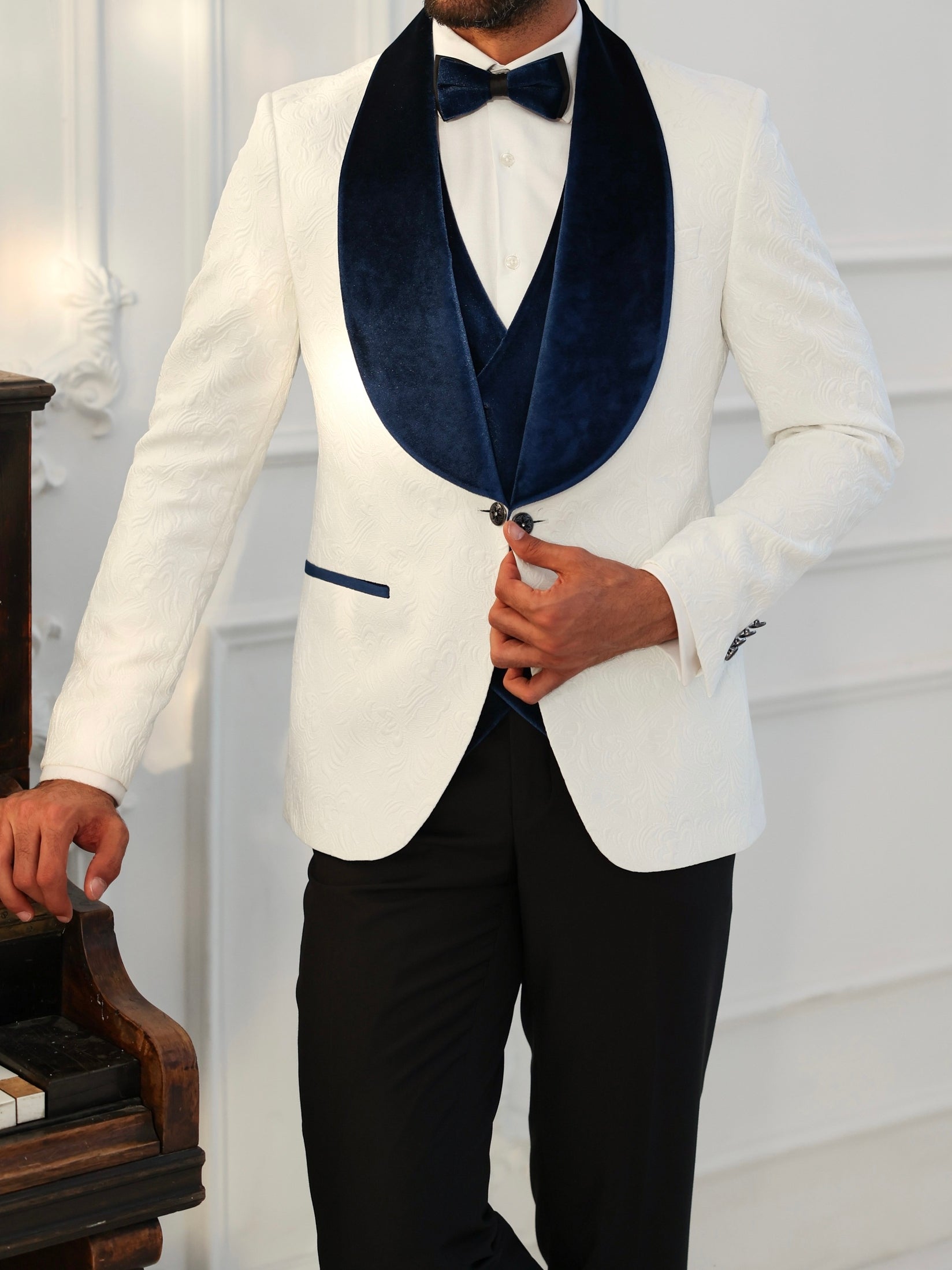 Men’s white slim-fit 3-piece tuxedo with shawl lapel blazer, matching waistcoat and trousers, featuring a one-button design and double vent for formal black-tie occasions.