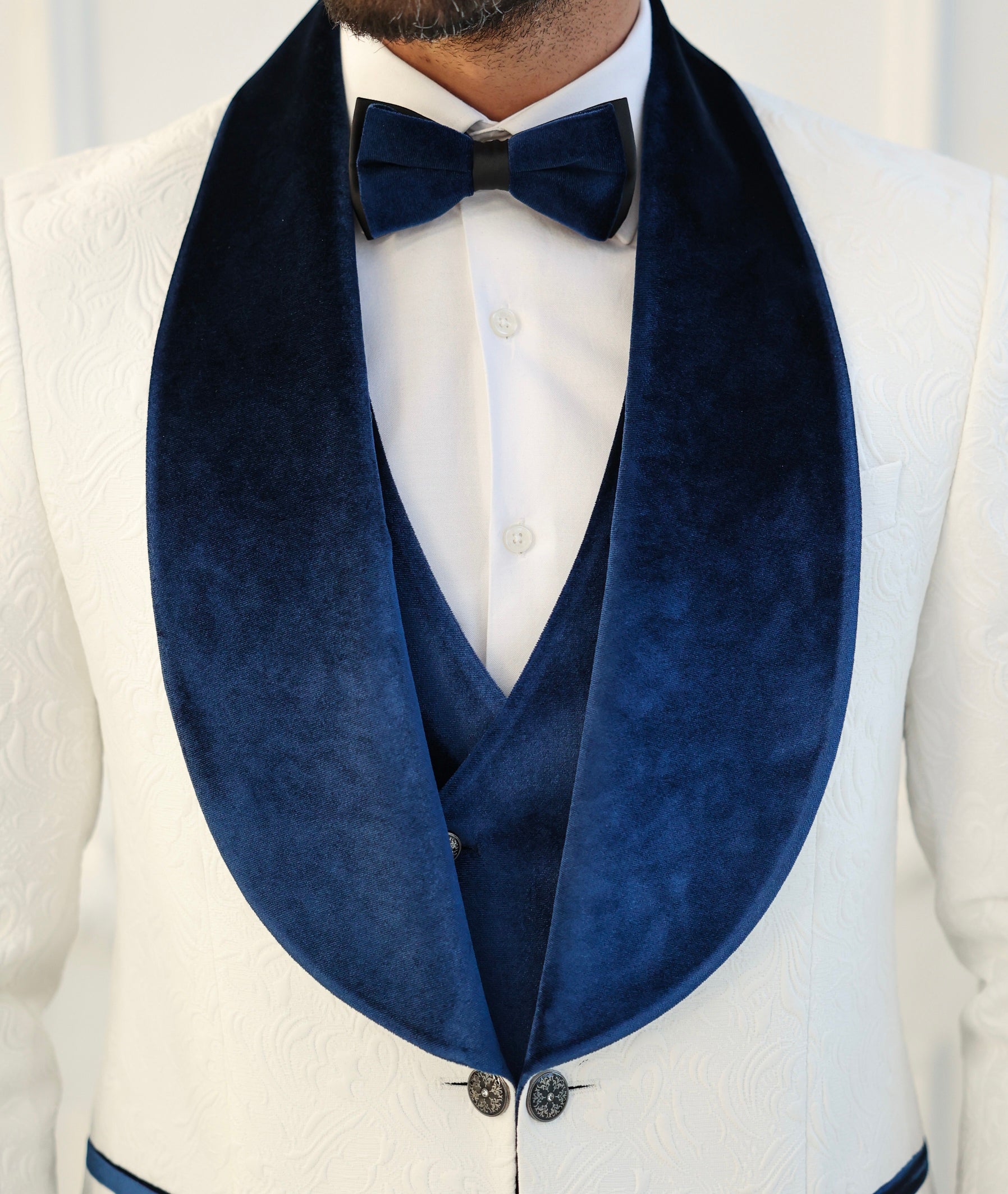 Men’s white slim-fit 3-piece tuxedo with shawl lapel blazer, matching waistcoat and trousers, featuring a one-button design and double vent for formal black-tie occasions.