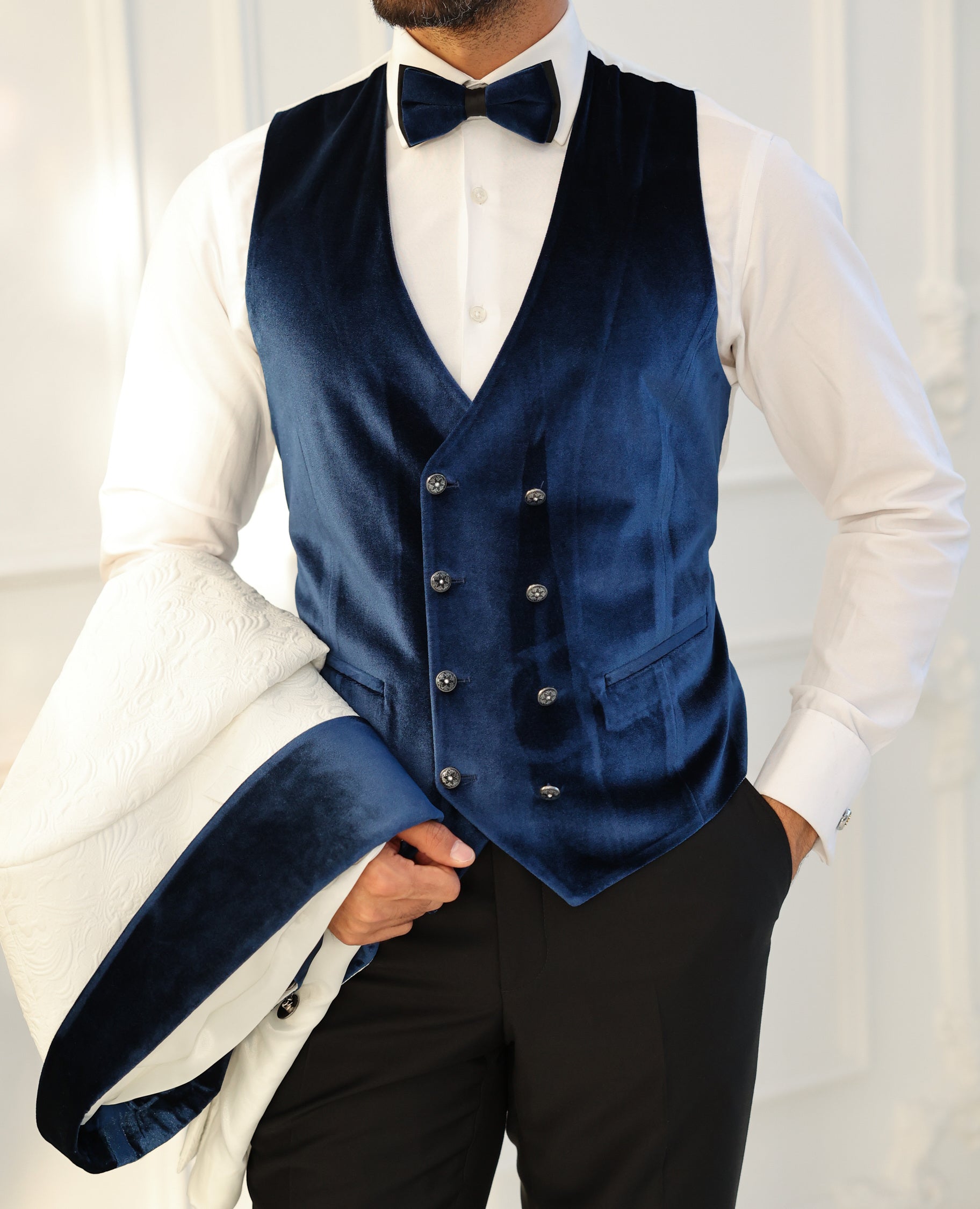 Men’s white slim-fit 3-piece tuxedo with shawl lapel blazer, matching waistcoat and trousers, featuring a one-button design and double vent for formal black-tie occasions.