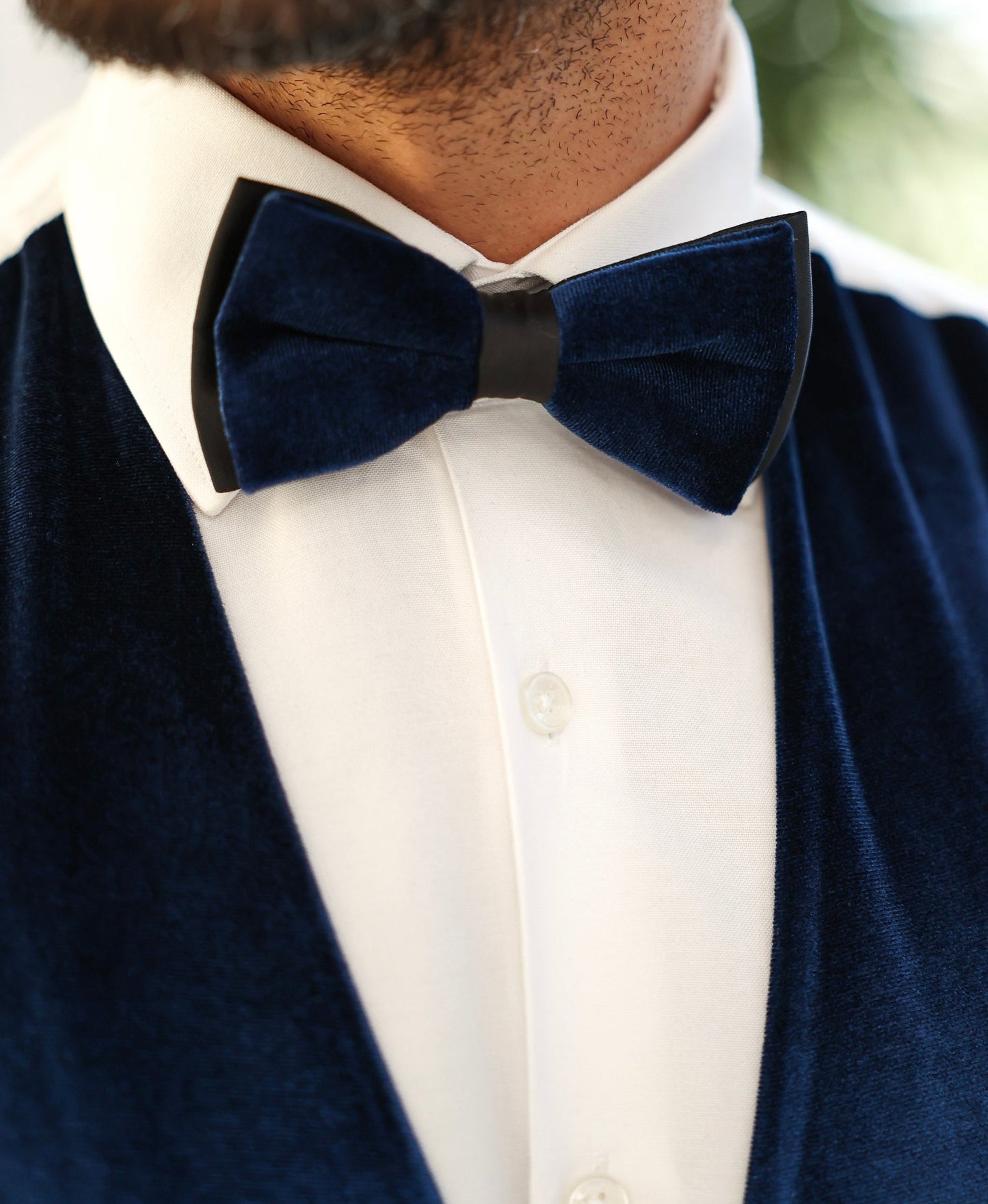Men’s white slim-fit 3-piece tuxedo with shawl lapel blazer, matching waistcoat and trousers, featuring a one-button design and double vent for formal black-tie occasions.