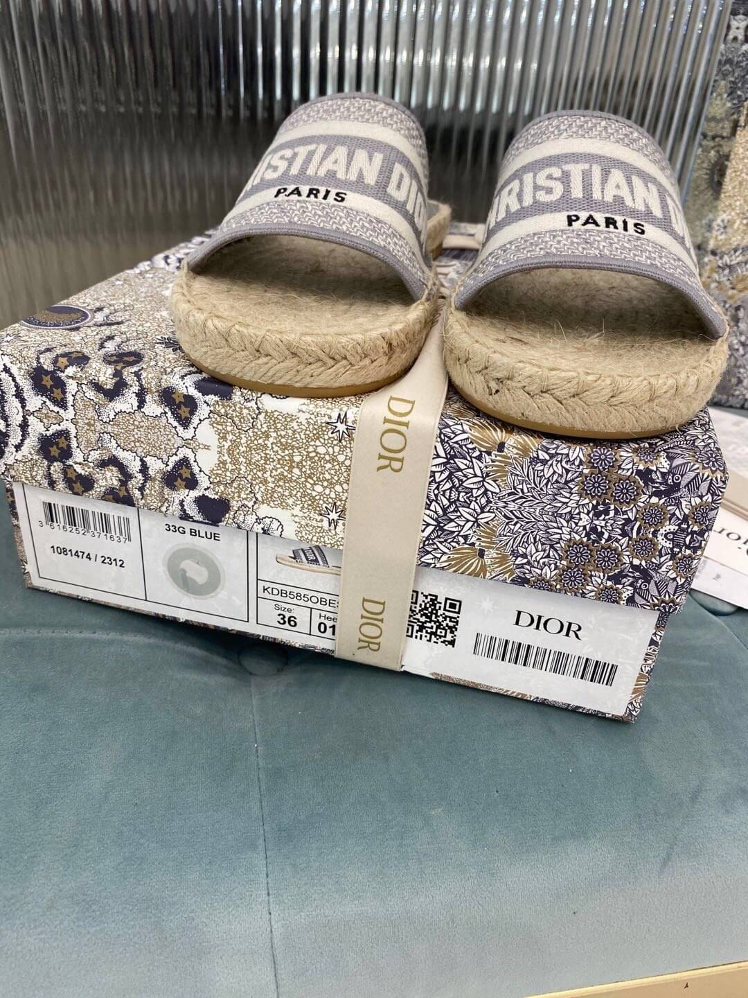 Christian Dior Granville Espadrille i broderad canvas med platta sandaler i grått och vitt