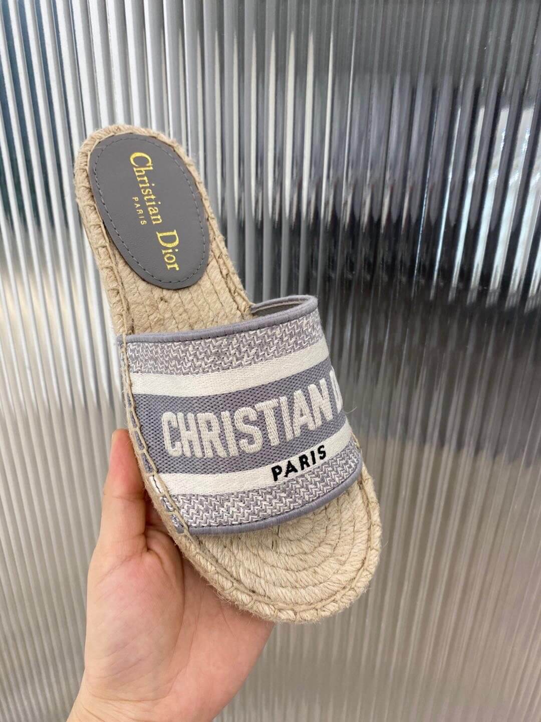Christian Dior Granville Espadrille i broderad canvas med platta sandaler i grått och vitt